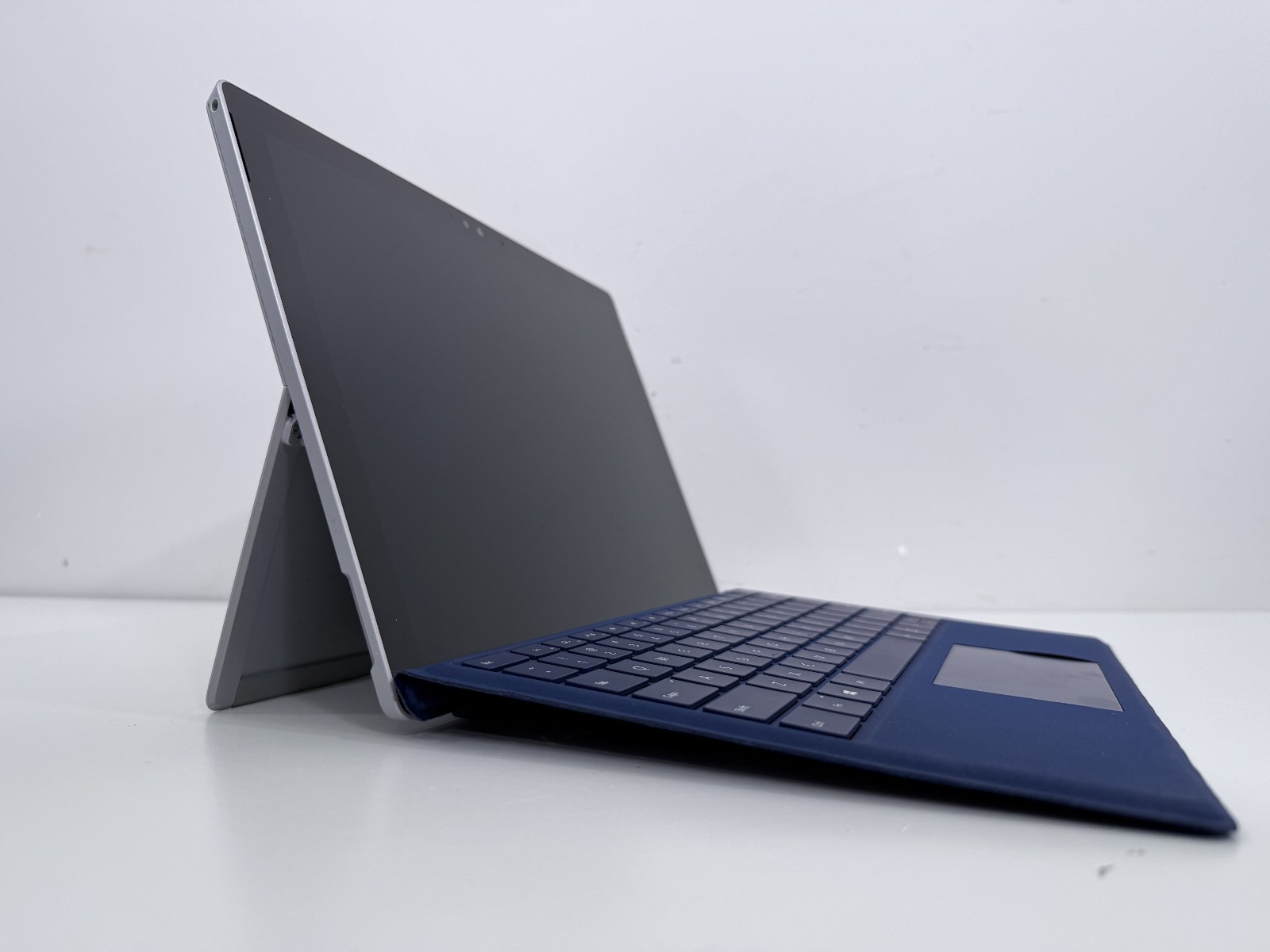 Microsoft Surface Pro 4 i7-6650U CPU @ 2.20GHz 8 GB RAM 256 GB Win 10 Pro