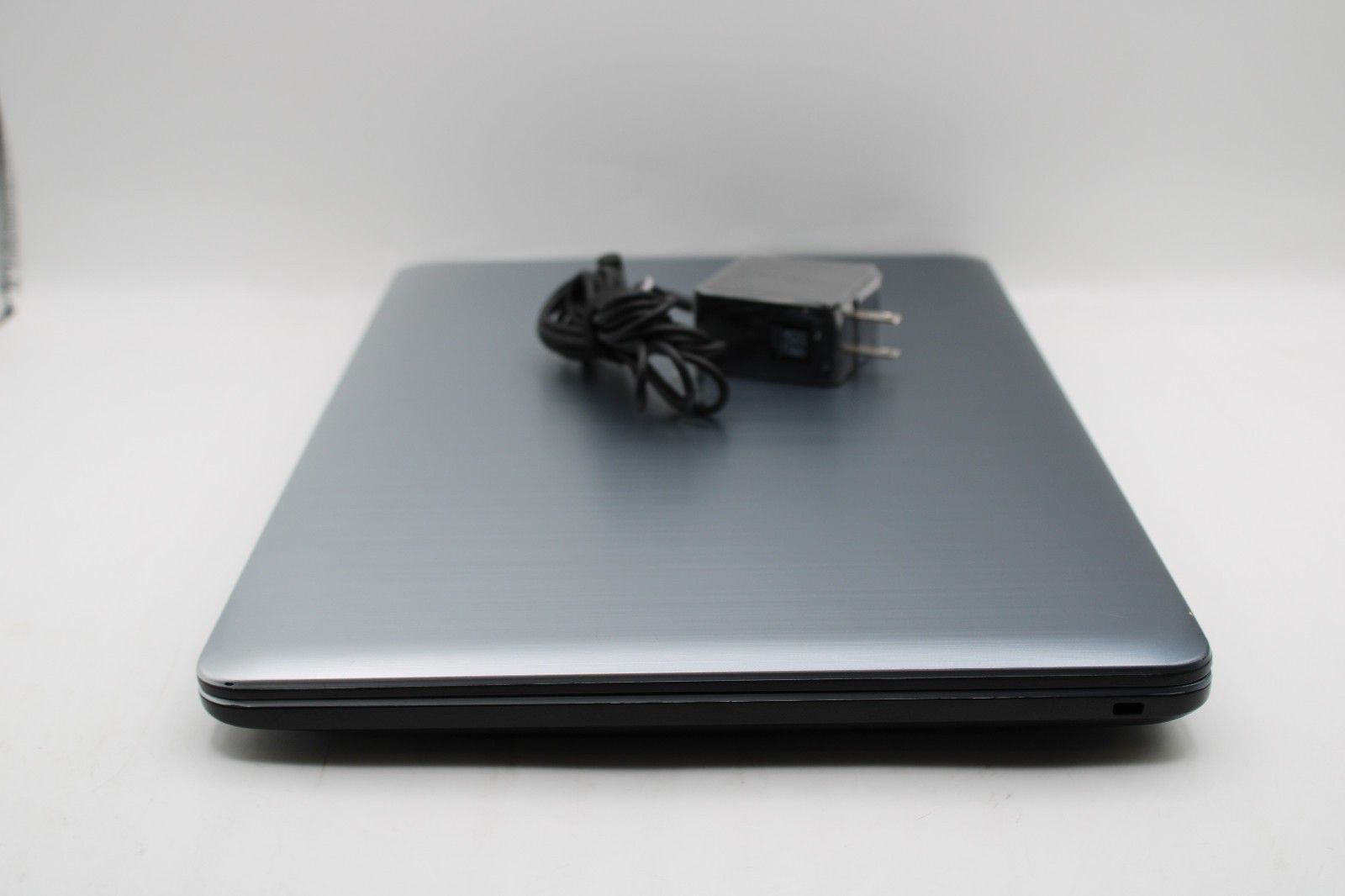 Asus Vivobook 15 X540B AMD A9 @ 3.1 GHz 8GB RAM 256GB SSD AMD Radeon No OS