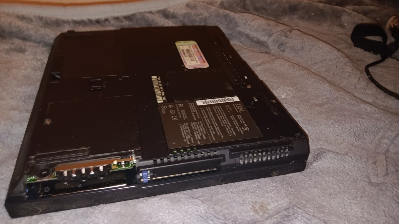 Vintage IBM Thinkpad T21 L aptop Intel P3 @ 800 MHz 256 MB of ram IBM Type 2647