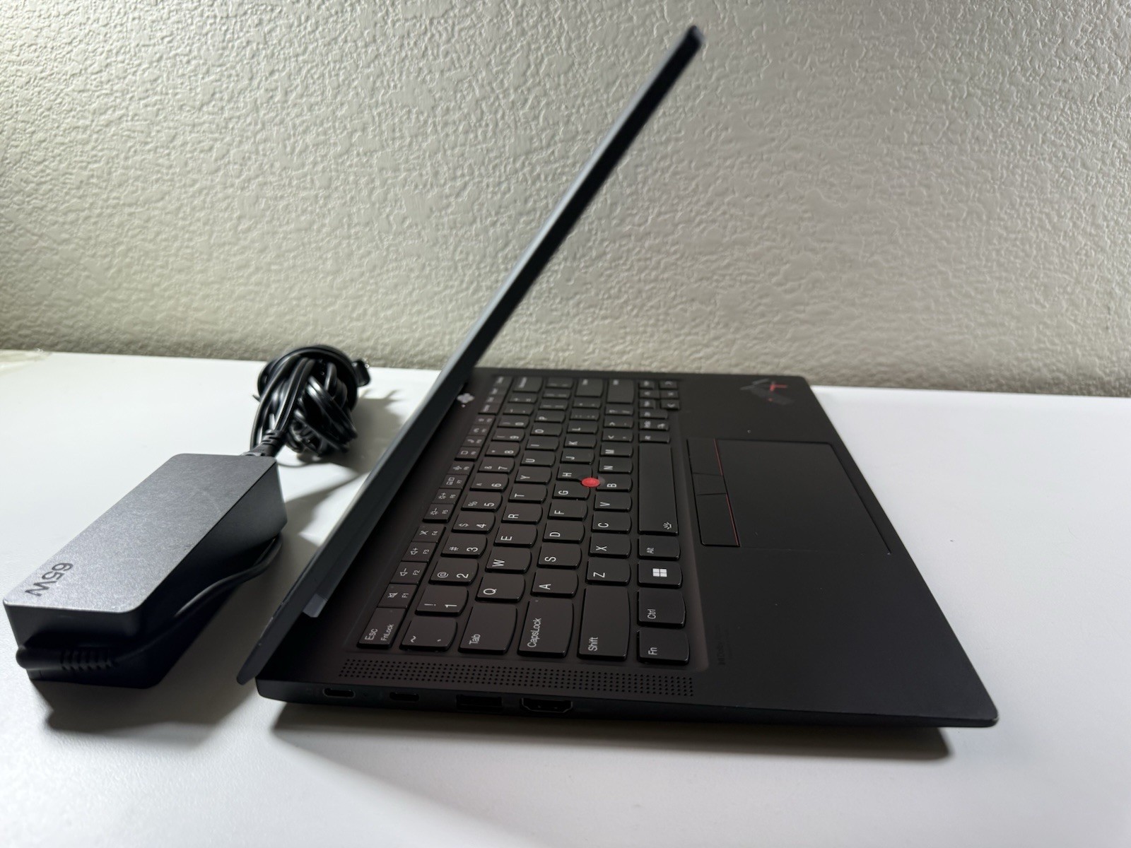 Lenovo ThinkPad X1 Carbon 9th Gen 14″ Intel i7-1185G7 16GB DDR4 256GB Win 11