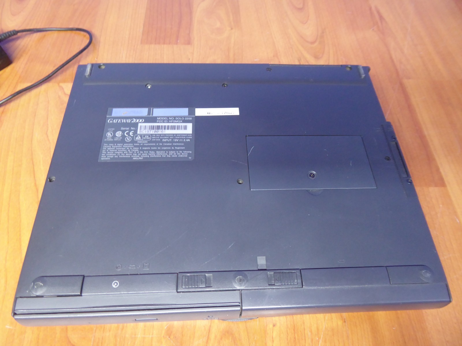 GATEWAY 2000 SOLO 2200 LAPTOP 12″ VINTAGE w/ P/A SOLD AS-IS TO POWER ON