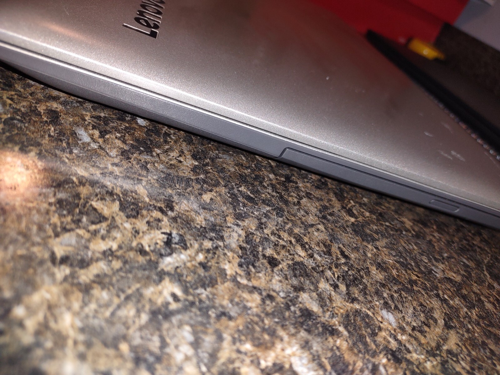 EUC Lenovo IdeaPad 320-15IAP 15.6″ DDR3L 8GB WIN 10 + charger
