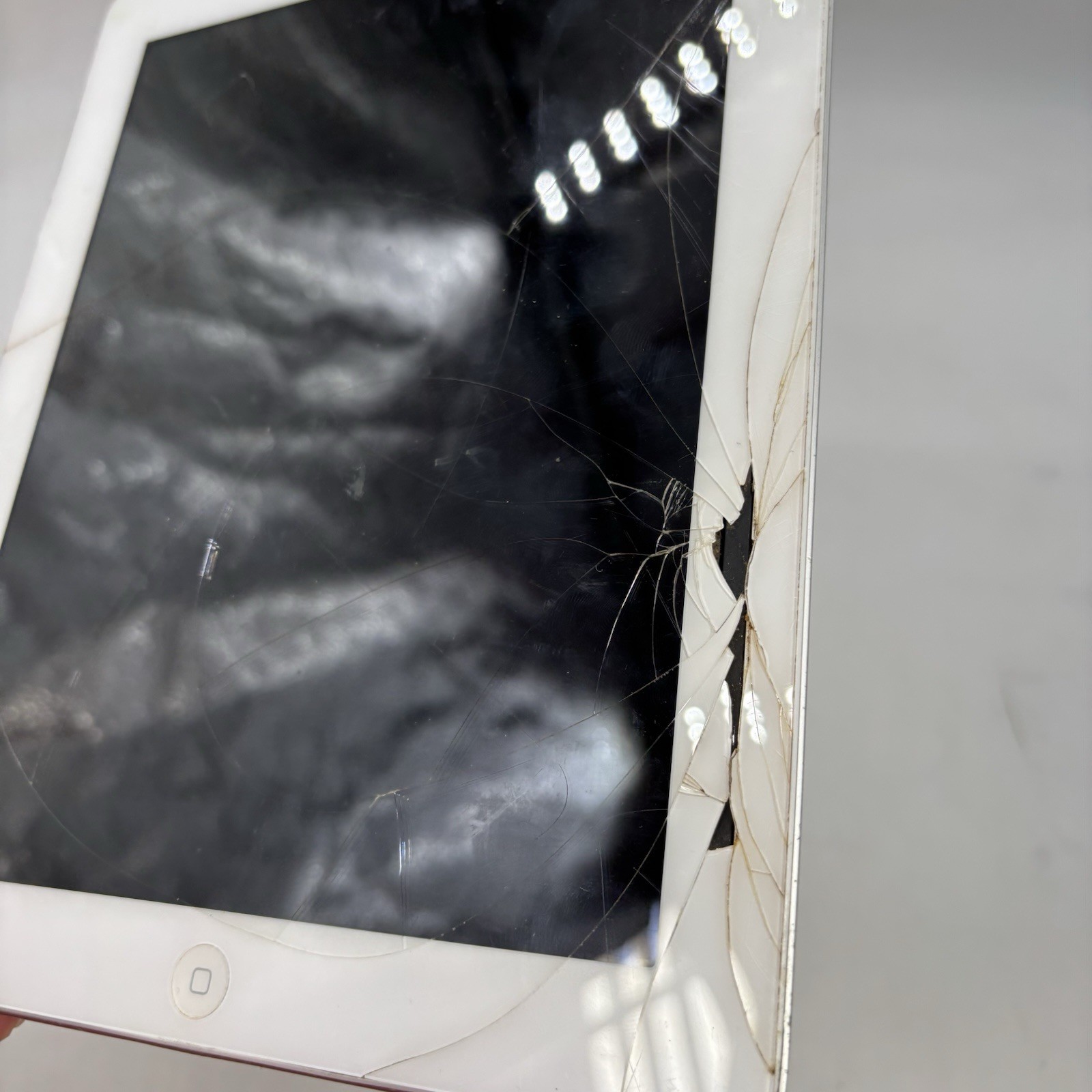 Apple iPad 2 A1395 16GB Wi-Fi Tablet Cracked Screen Broken For Parts & Repair