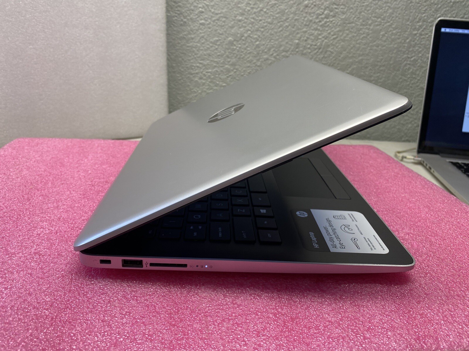 HP 14-cm0012nr 14″ Laptop 4GB 32GB AMD E2-9000e 1.50GHz Silver W10- 4BV23UA