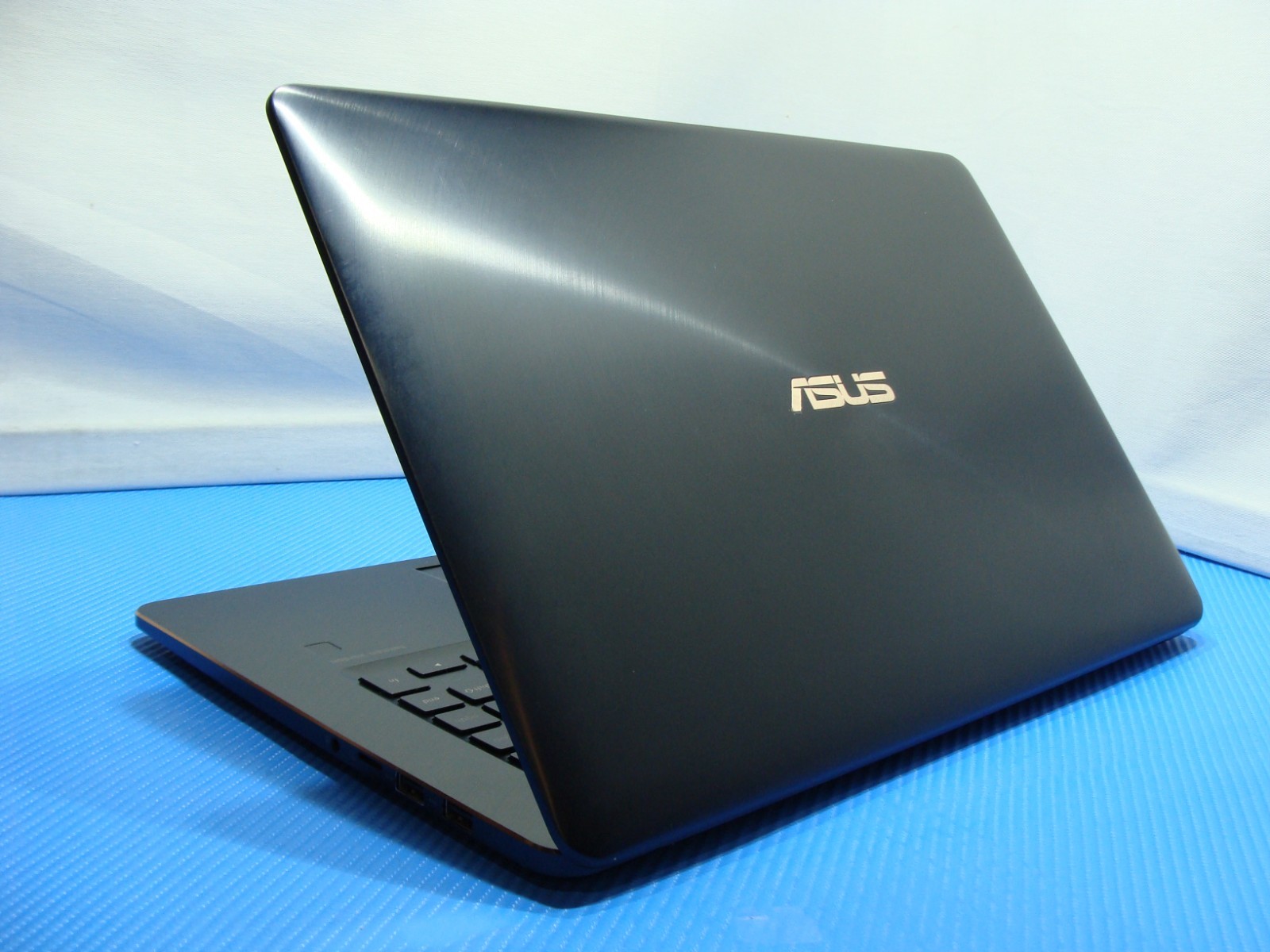 Asus ZenBook Pro 15 UX580GE UHD 4K Touch i9-8950HK 2.9GHz 16GB 512G GTX 1050 Ti