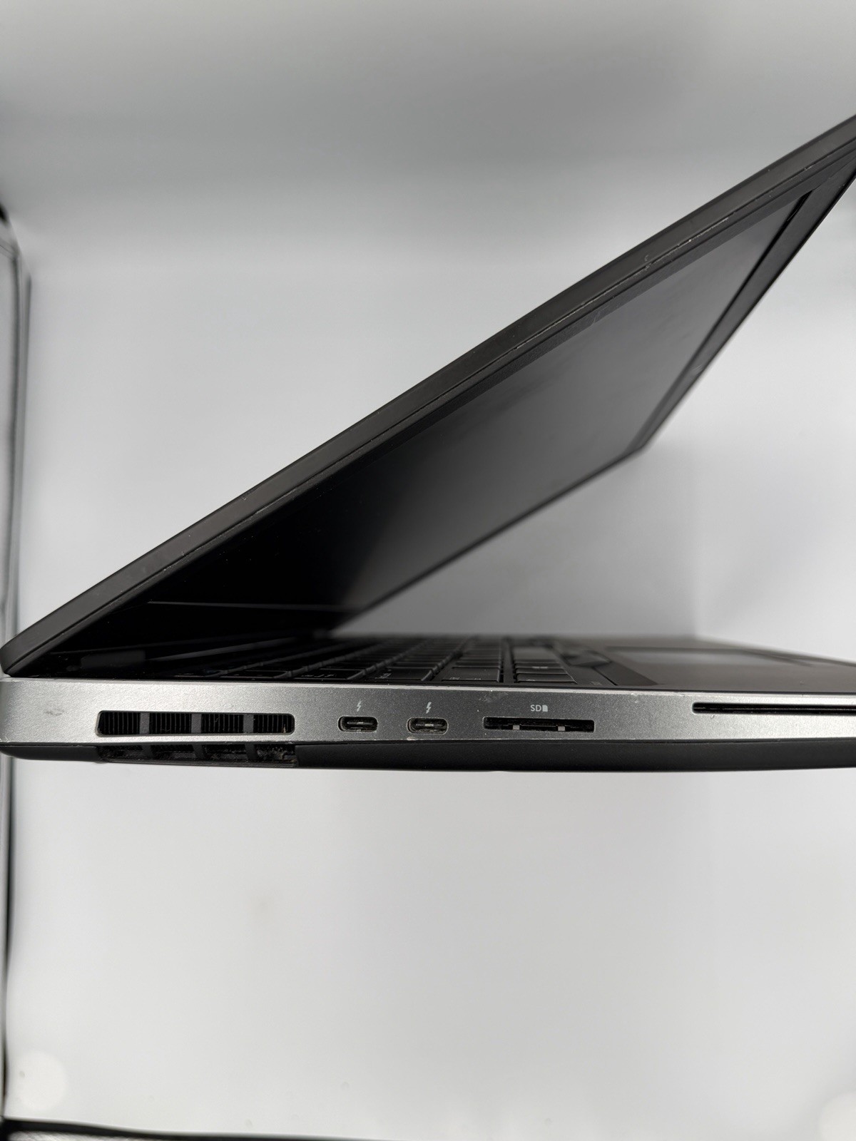 Dell Precision 7530 15.6″ i7 8850H 16GB 256GB SSD Quadro P2000 Win 11 Laptop