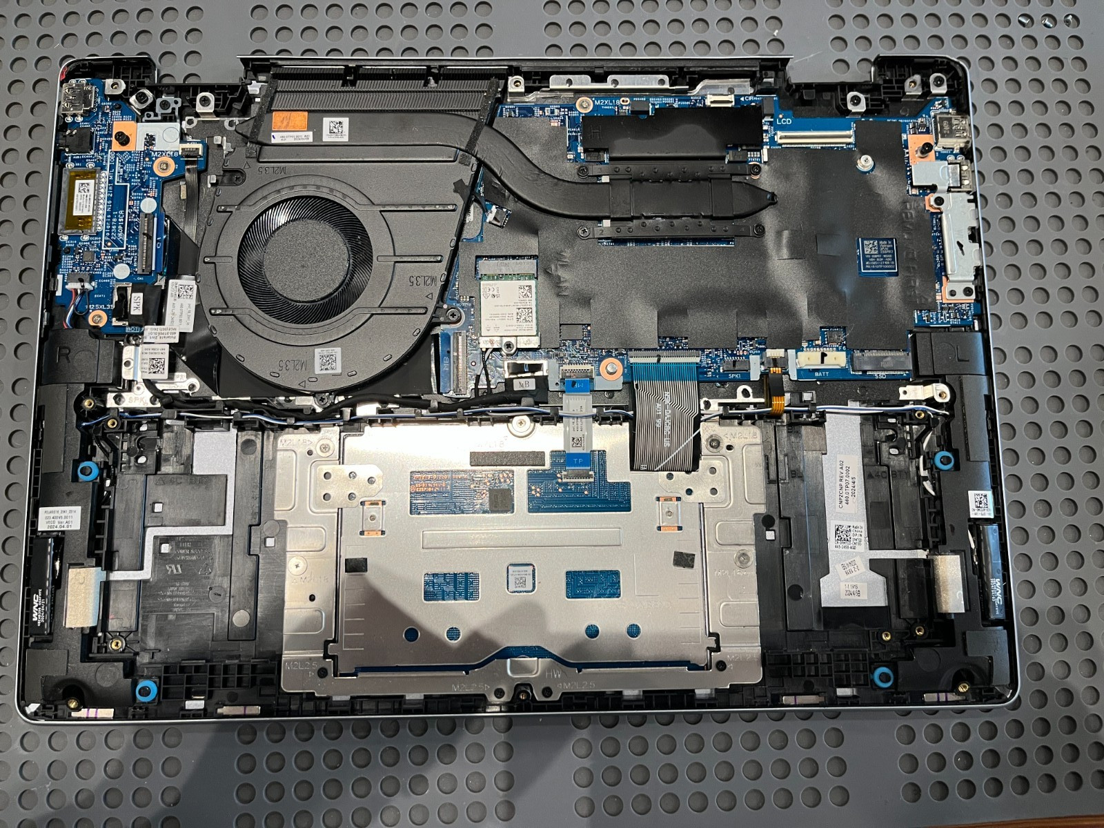 Dell Inspiron 16 7640 2-in-1 16″ Core Ultra 7 16GB RAM Motherboard Palmrest