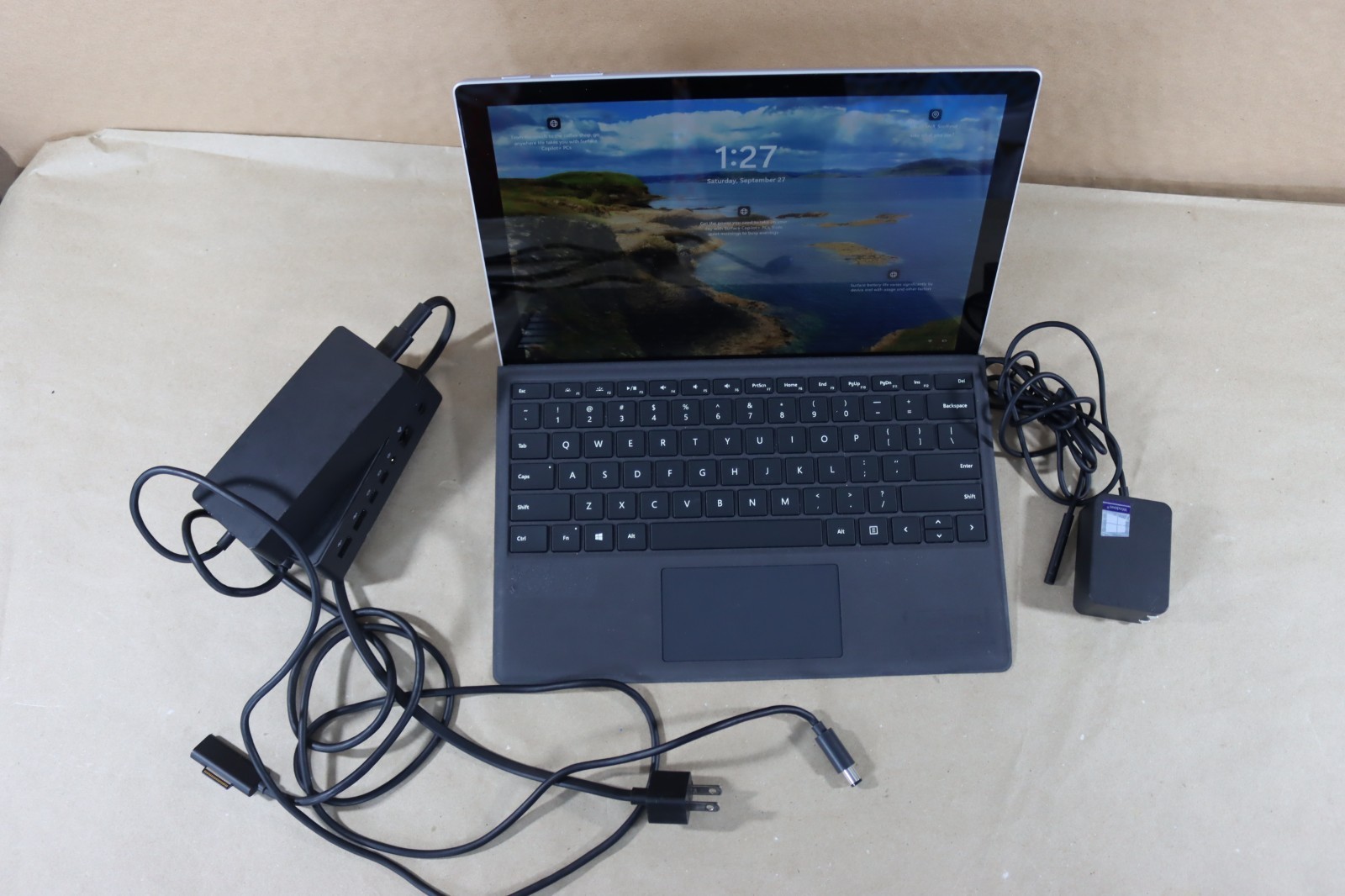Microsoft Surface Pro 5 i5-7300U 8GB RAM 256GB Wi-Fi + LTE