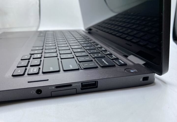 Dell Latitude 5300 2 in 1 13.3″ Intel Core i7-8665U 1.90.GHz 16GB RAM 512GB SSD