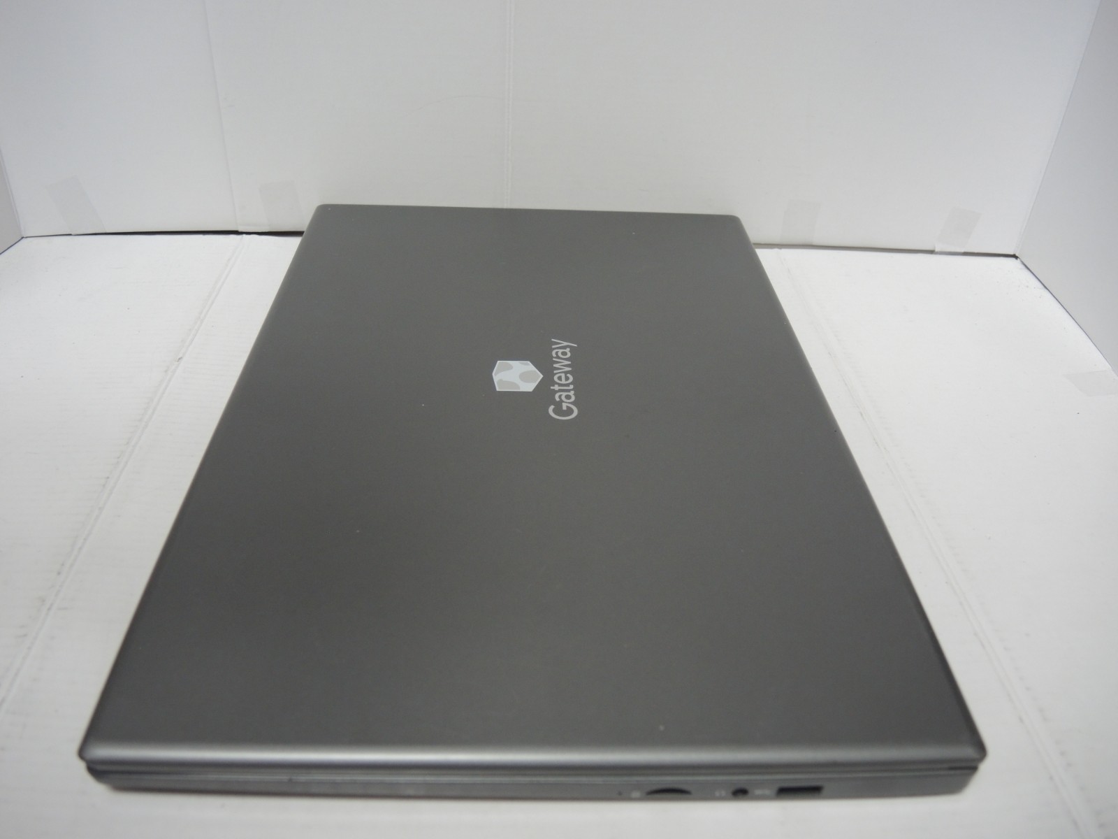 Gateway 15.6″ Ultra Slim Notebook [DEAD / PARTS ONLY / NON-FUNCTIONAL]