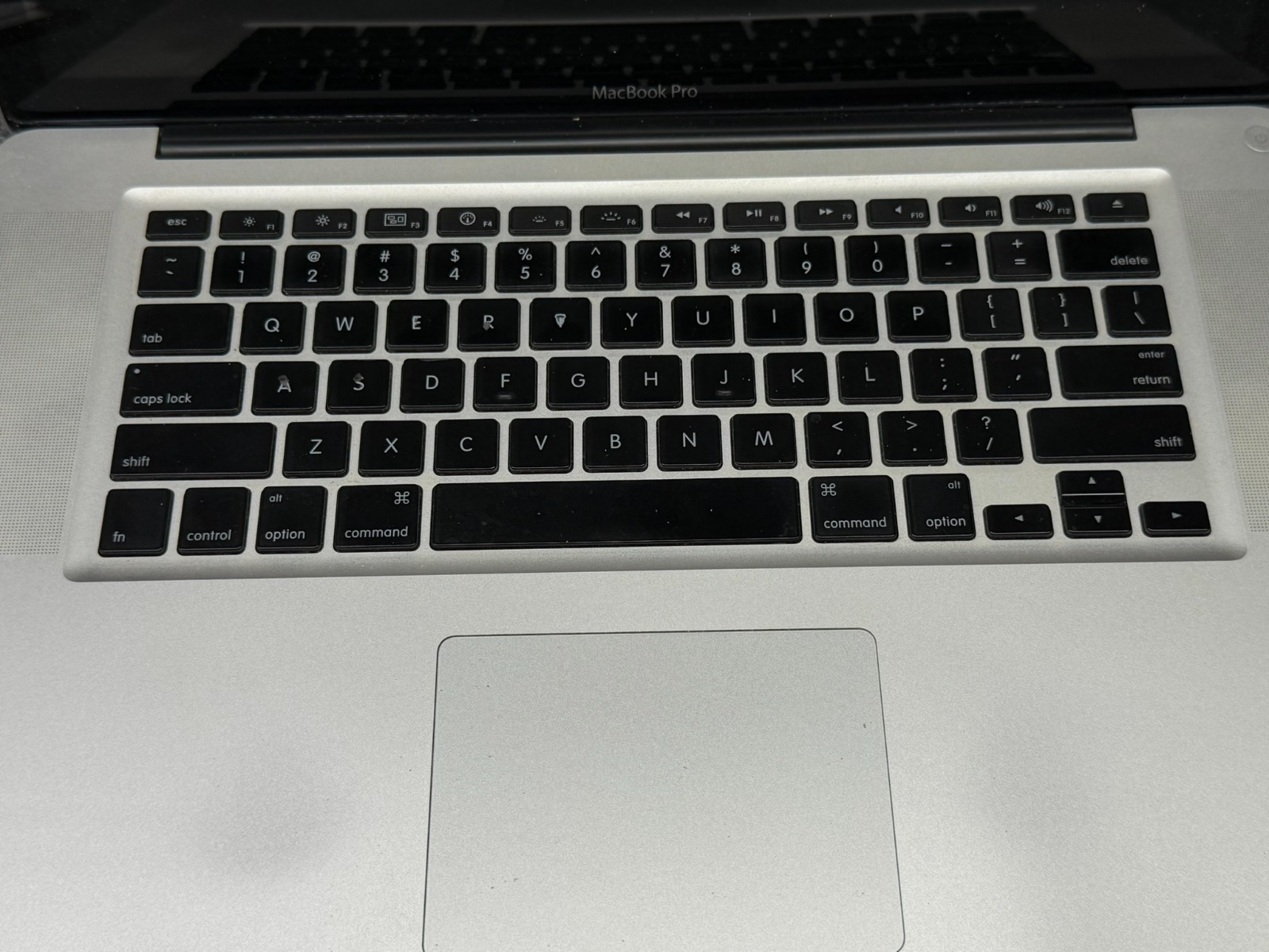 Apple MacBook Pro A1286 15″ Laptop Intel Core 2 Duo P8600 2.40GHz 4GB 250GB HDD