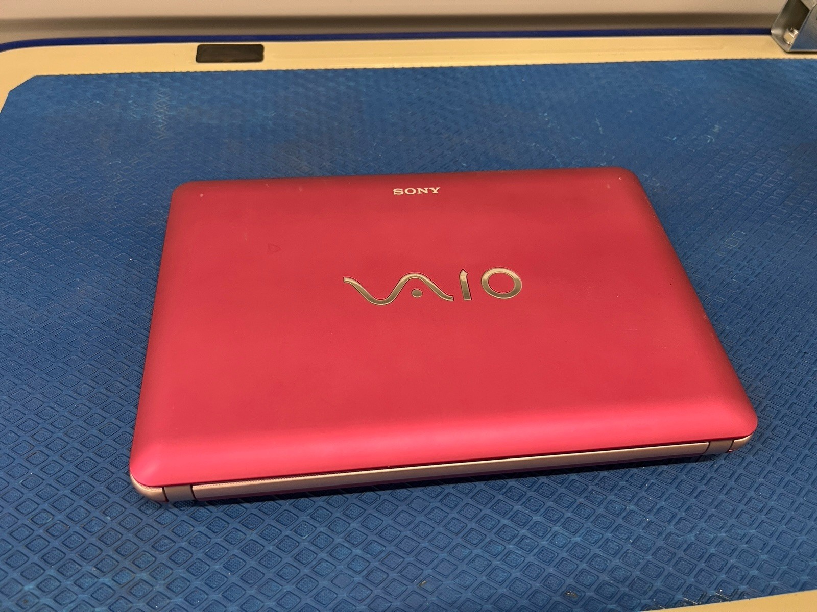 SONY VAIO VPCW221AX 10.1”LED 1.83GHz W Series Mini Netbook Windows 7 Pink