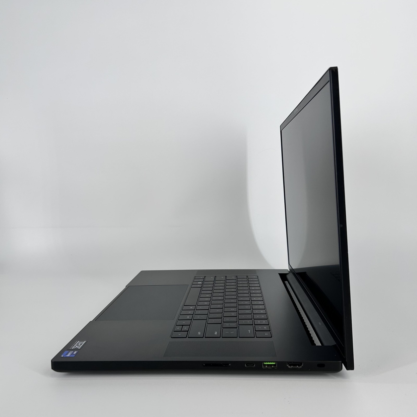 Razer Blade 18 240Hz QHD+ 2.2 GHz i9-13950HX 32GB 1TB/1TB NVIDIA RTX 4090 Good