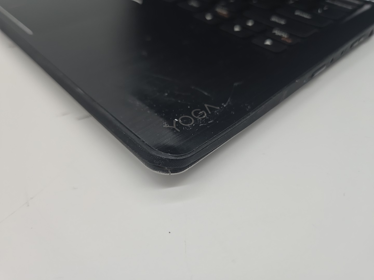 Lenovo YOGA 700-11ISK TOUCH 2-IN-1 ** Broken Screen / For Parts