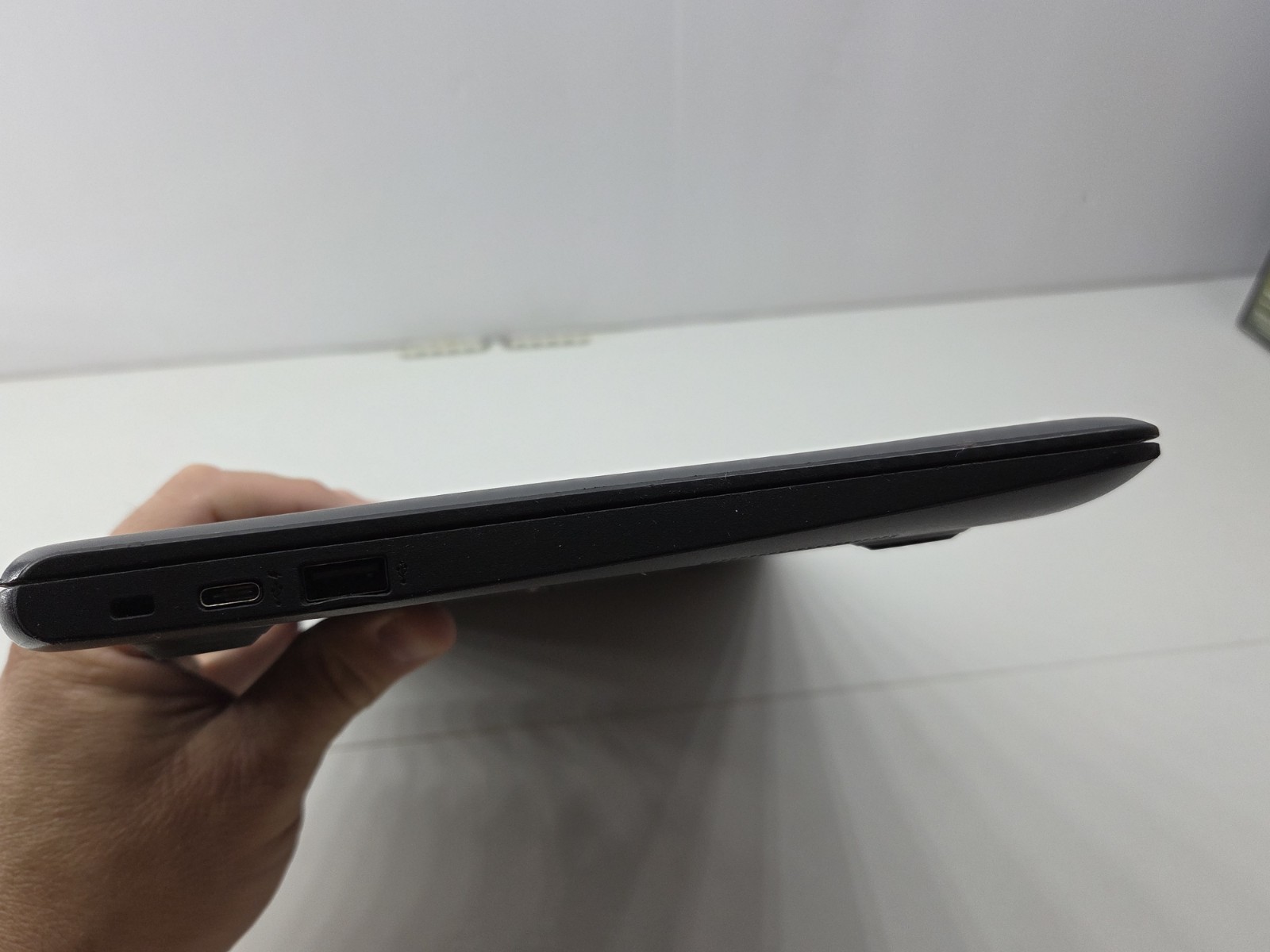 Hp TPN Q220 Chromebook – Locked – Works – No Charger Included