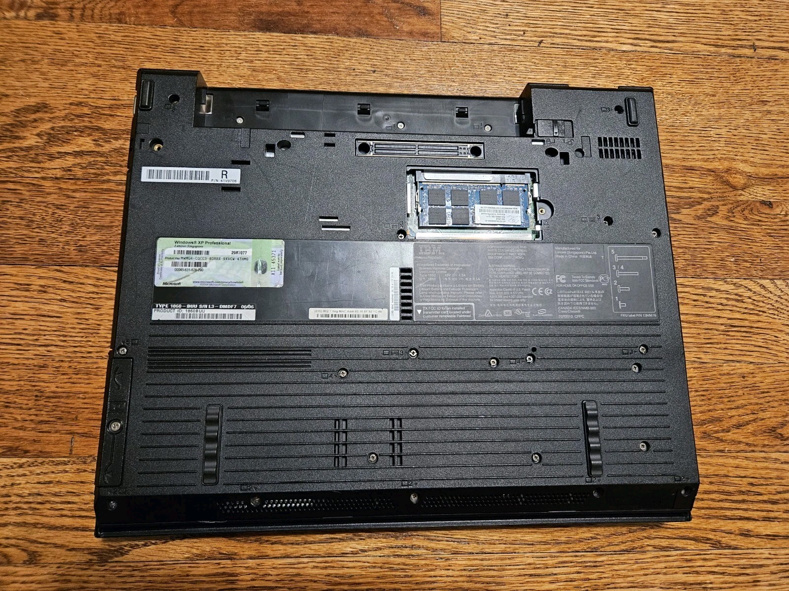 Lot of 2 Old IBM ThinkPad R52 and T41 For Parts/ Repair AS-IS