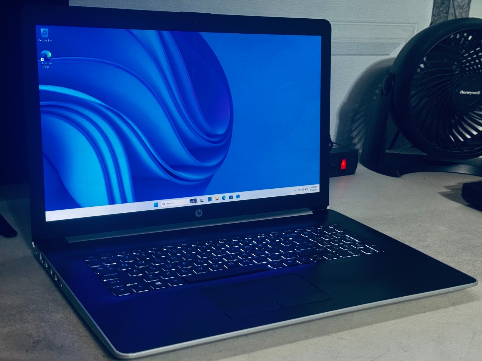 HP 17″ Laptop-Intel i7 7500U-8GB RAM-1TB HDD WIN 11-8GB RAM