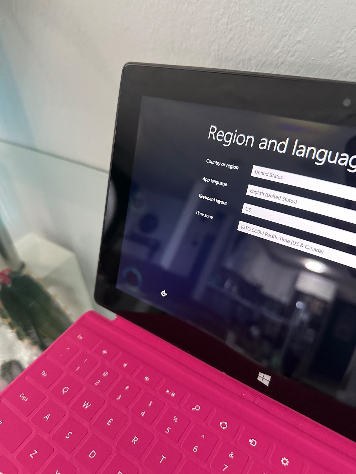Microsoft Surface RT 32GB 2.00 GB RAM 3 Quad Core cpu 1.30GHZ NEEDS NEW BATTERY