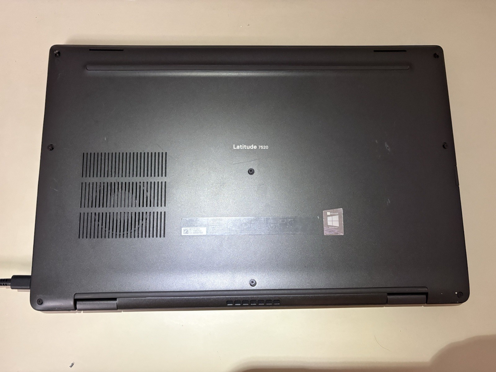 DELL LATITUDE 7520 15.6″ i7-1185G7, 16GB RAM, **NO SSD, BROKEN SCREEN**