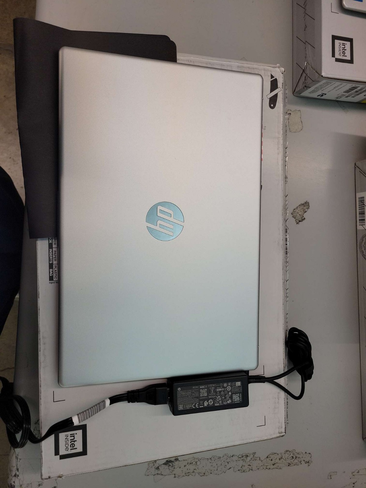 HP 15-fd0095wm 15.6″ FHD Core i5-1235U 8GB 256GB Intel Iris Xe Graphics Wind 11
