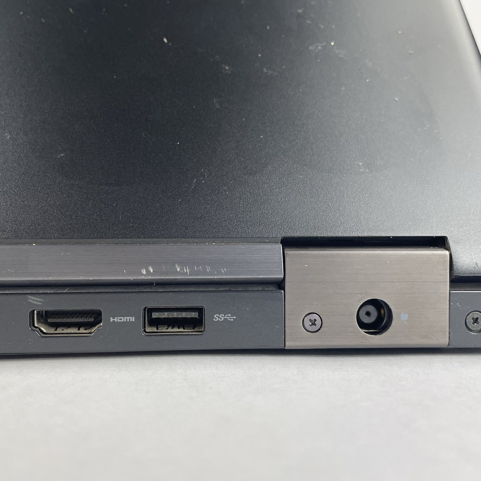 Dell Latitude 5580 15.6″ i5-7300U 2.60 GHz 8 GB RAM No SSD/OS/Batt – Bad Corner