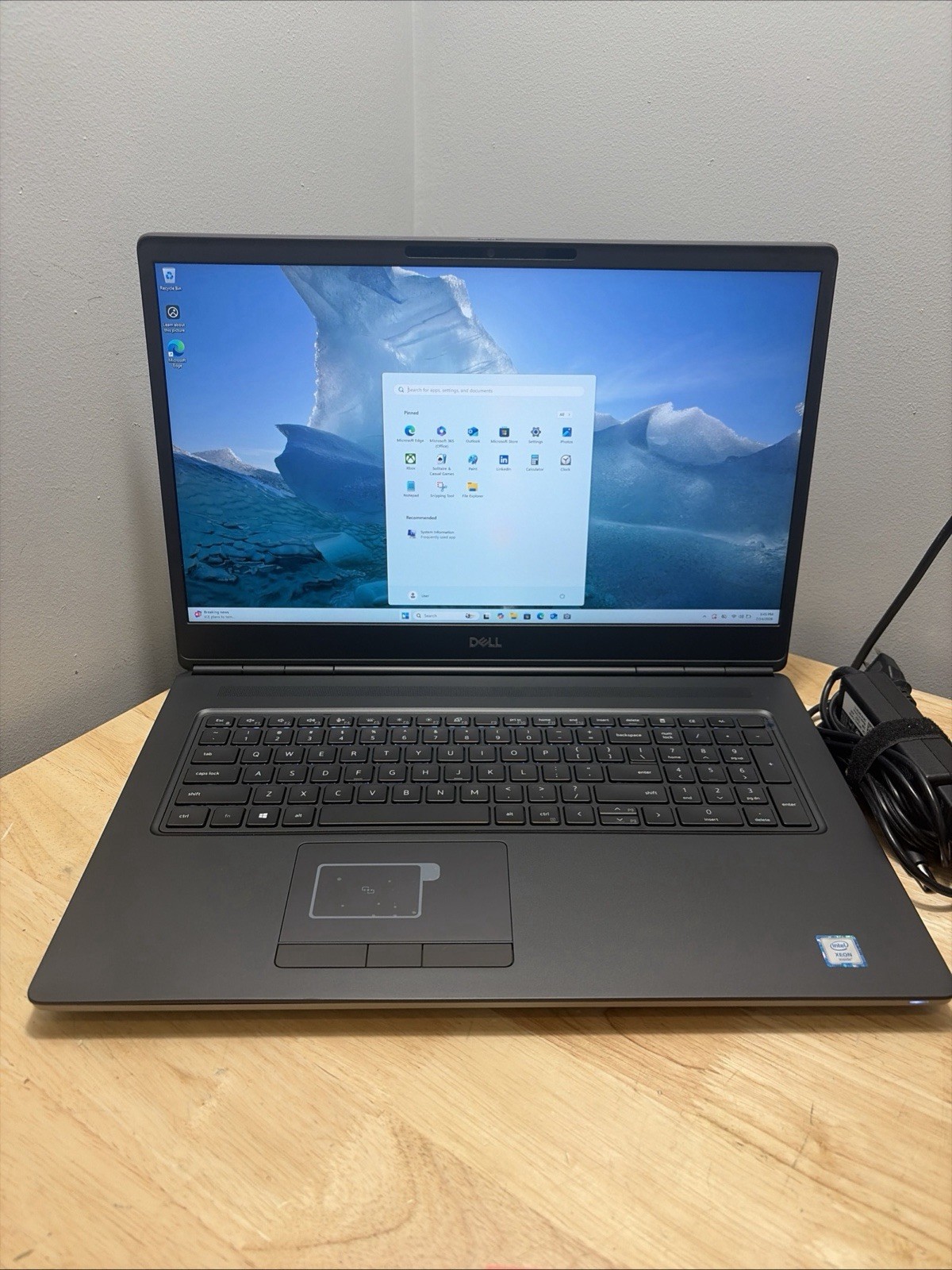 Dell Precision 7750 Xeon W-10885M 2.4GHZ 32GB 512GB WCam WiFi W11 Cord