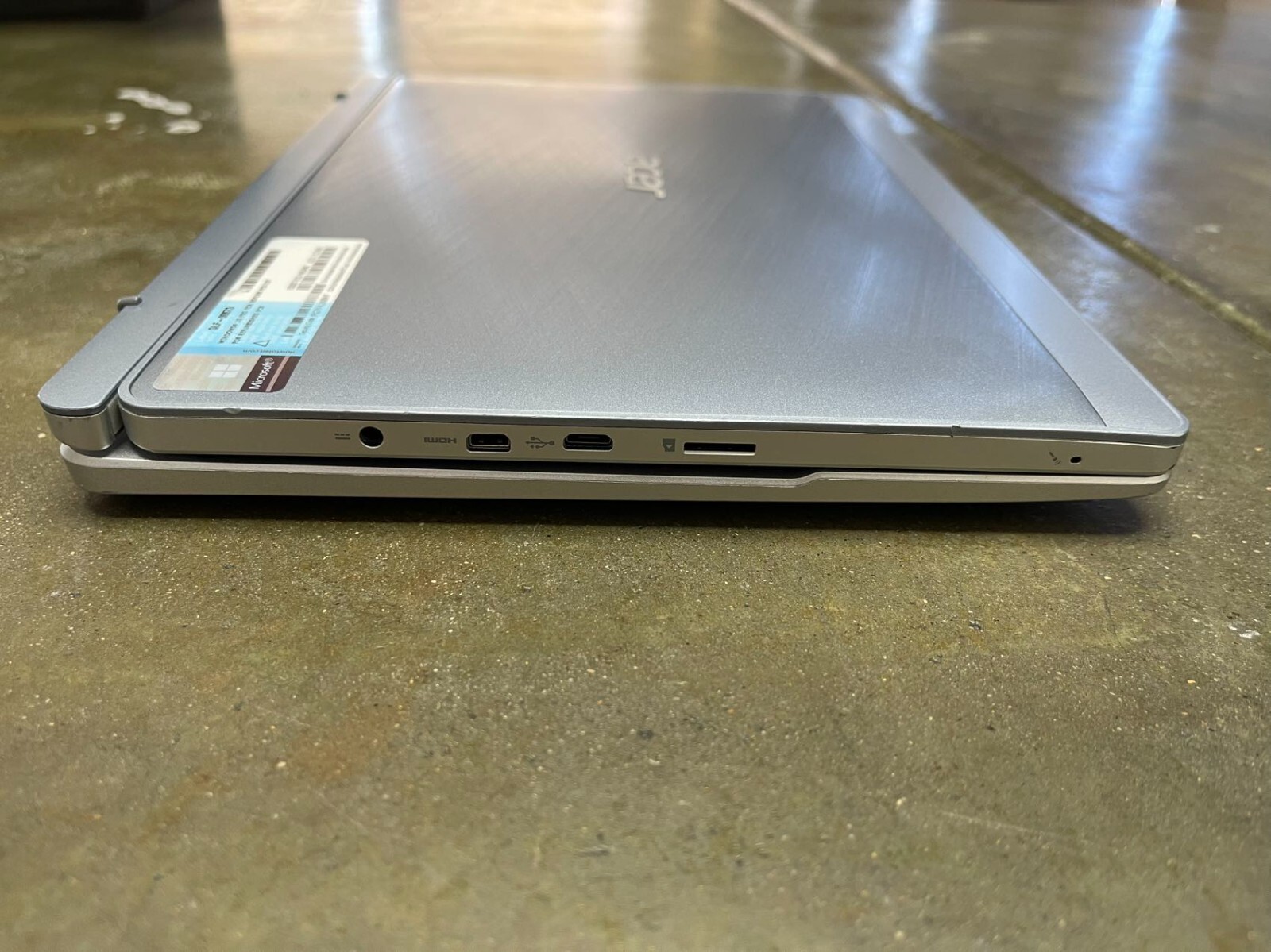 Acer Aspire SW5-012 2-in-1 Multi-Touch Laptop tablet 1.33 GHz 2GB Ram 60GB SSD