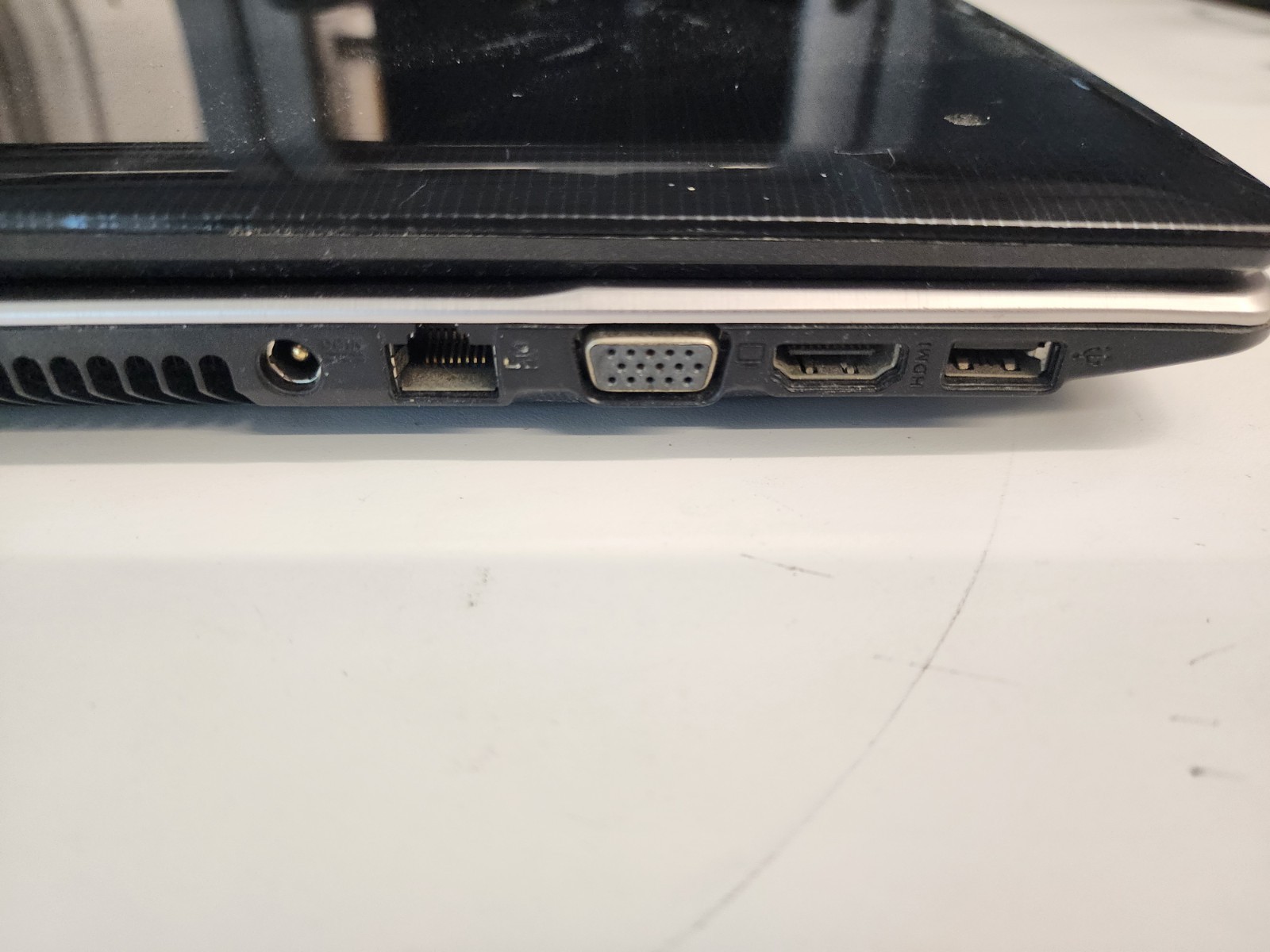 Asus A53E-XN1, Intel Pentium B940 @2.0GHz, 4 GB RAM, No Hdd, Cracked Screen
