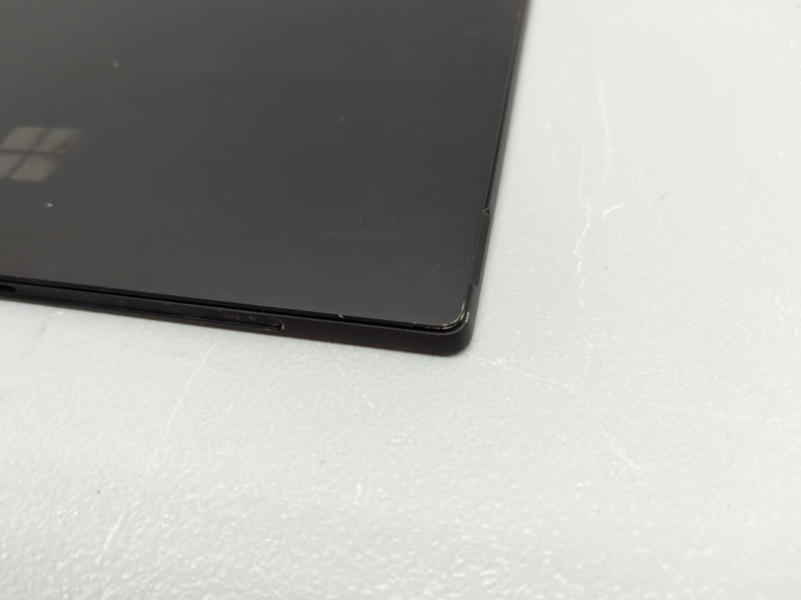 Microsoft Surface Pro 7 i5 8GB RAM 256GB SSD 12.3″ Tablet – White Spots on LCD