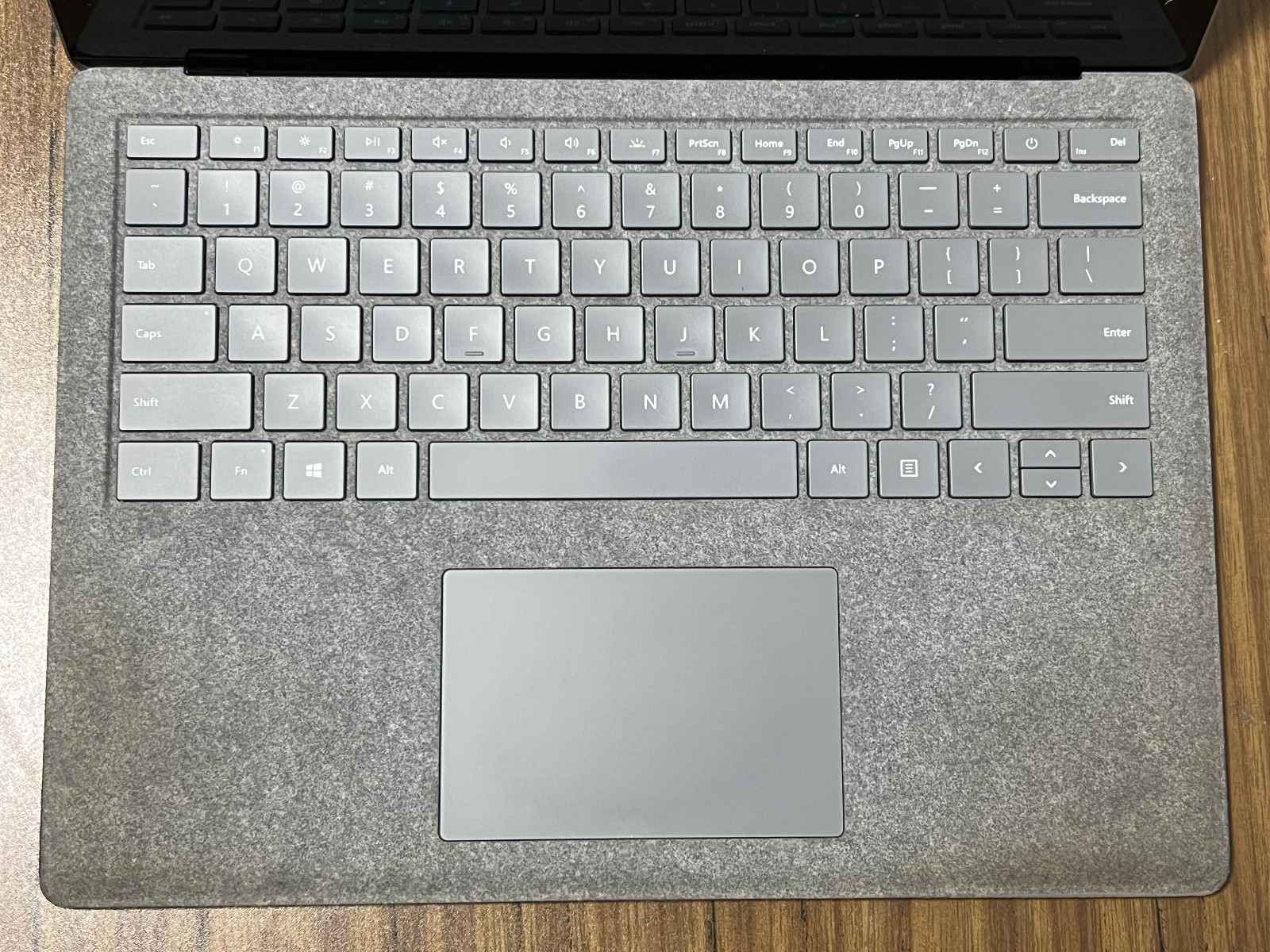 Surface Laptop 13.5″ 1769 (256GB SSD, Core i7-7660U, 2.50GHz, 8GB) Touch screen