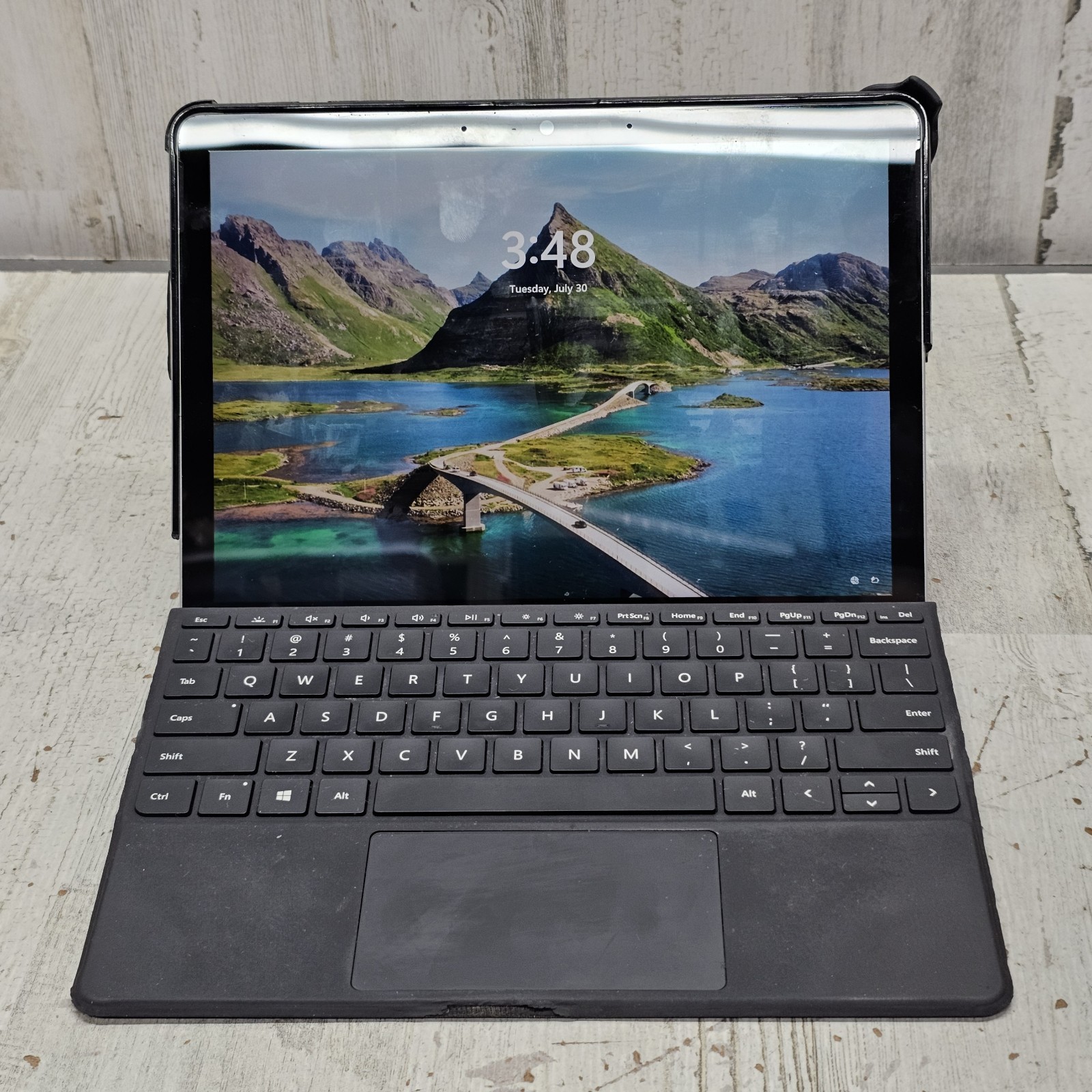 Microsoft Surface Go 2 (10.5″, Intel Pentium 4425Y, 4GB, 64GB, 1926) PIN BLOCKED