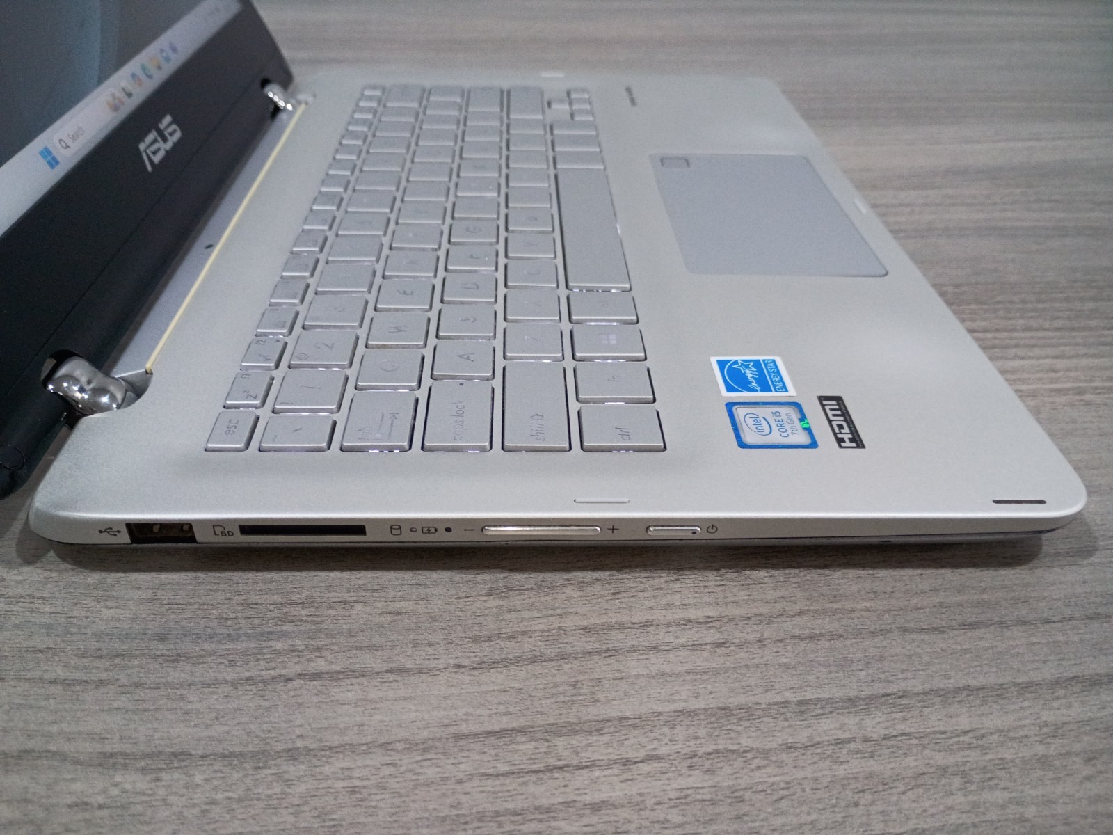 ASUS Q304UA 13.3″ Transformer Flip Core i5 256GB SSD Full HD Backlit Keys Win11