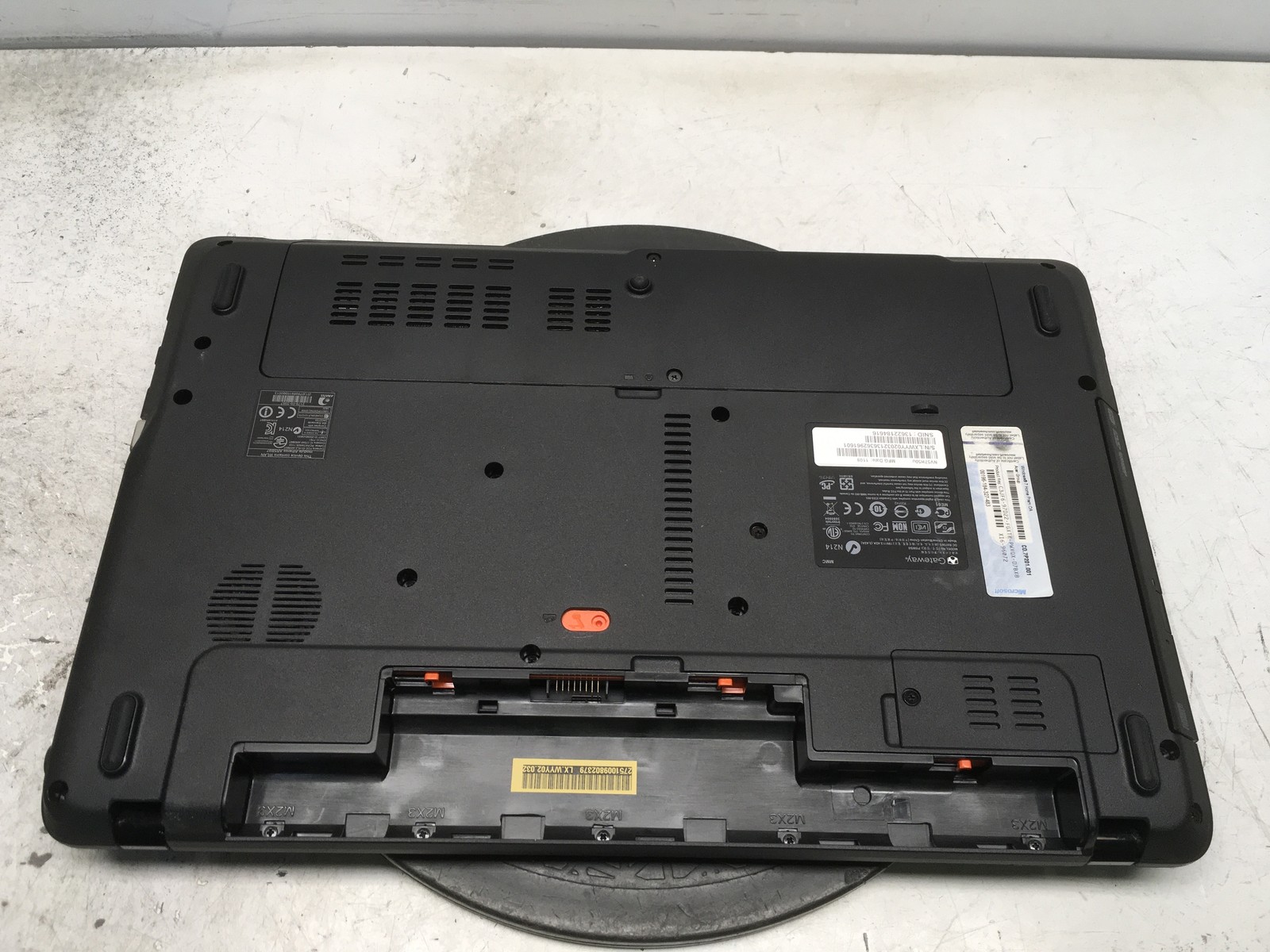 Gateway NV57H Intel Celeron B800 1.5GHz 2 GB NO HDD No Batt