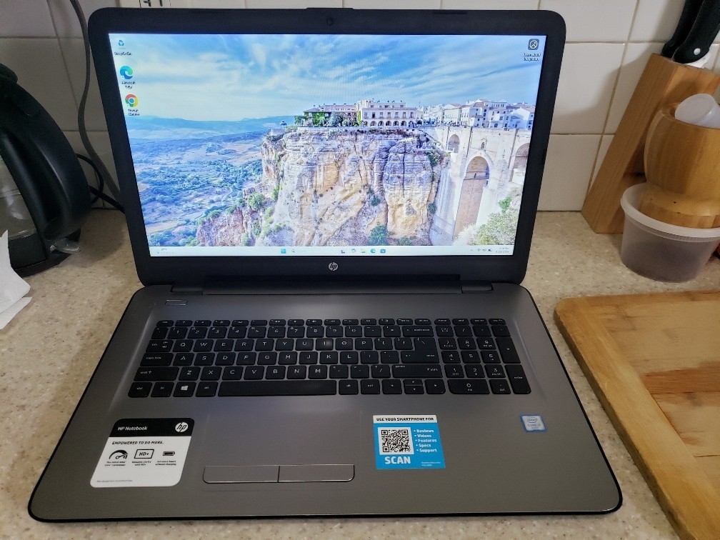 17.3″ HP 17-X051NR CORE i3-6100U 2.30 GHZ 256GB SSD 6GB RAM WIN 11 LAPTOP