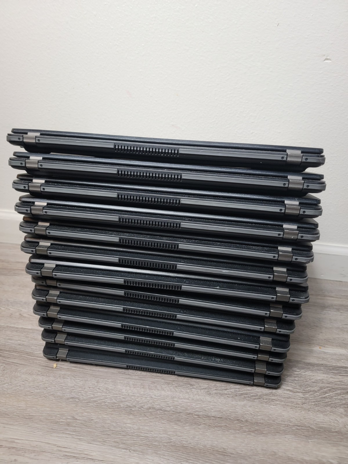 Lot Of 13 Acer TRAVELMATE B114-21 13″ AMD A4-9120C 4GB DDR4 64 GB MMC RADEON R4