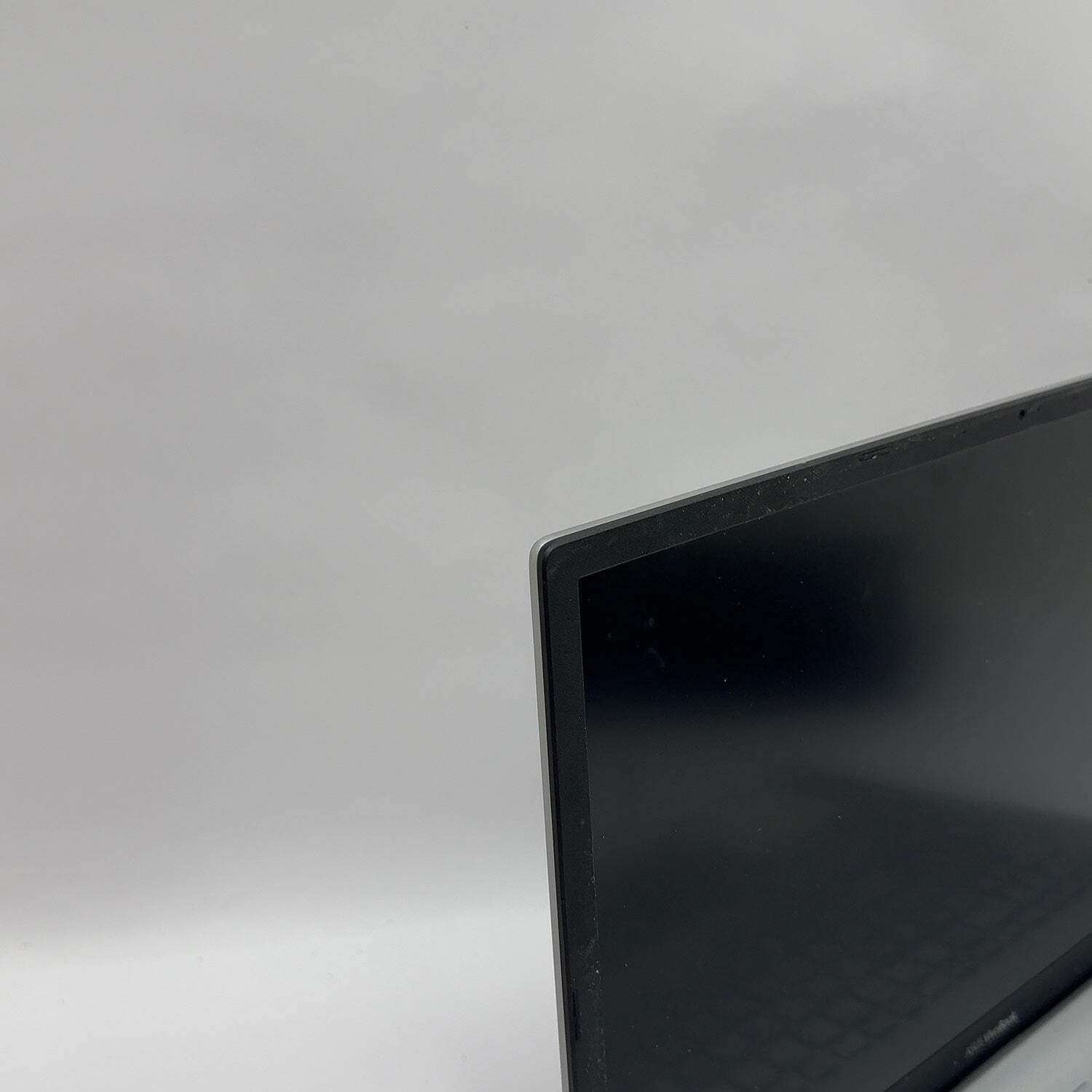 Broken Asus Vivobook 17 K712EA-WH34 17.3″ i3-1115G4 8GB RAM 256GB SSD Bad LCD