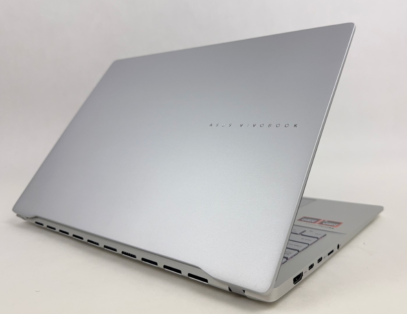 Asus VivoBook S16 M5606WA 16″ 3200×2000 OLED 120Hz Ryzen AI 9 365 32GB 1TB W11H