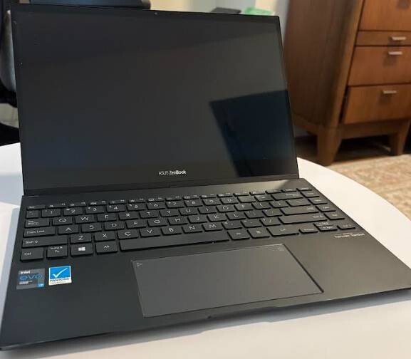 Asus Zenbook Laptop – Excellent Condition – Fast & Lightweight!
