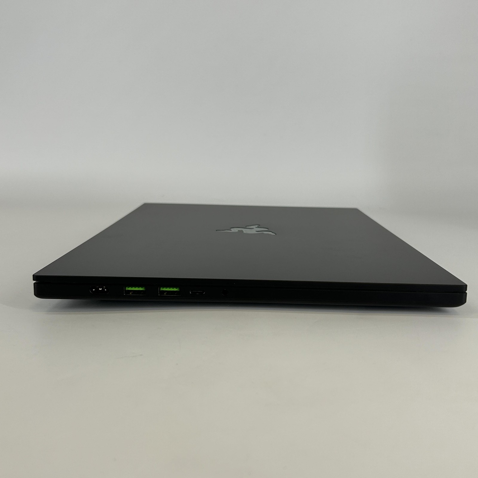 Razer Blade 16 240Hz QHD+ 2025 2.0 GHz Ryzen AI 9 HX 370 32GB 2TB SSD RTX 5090