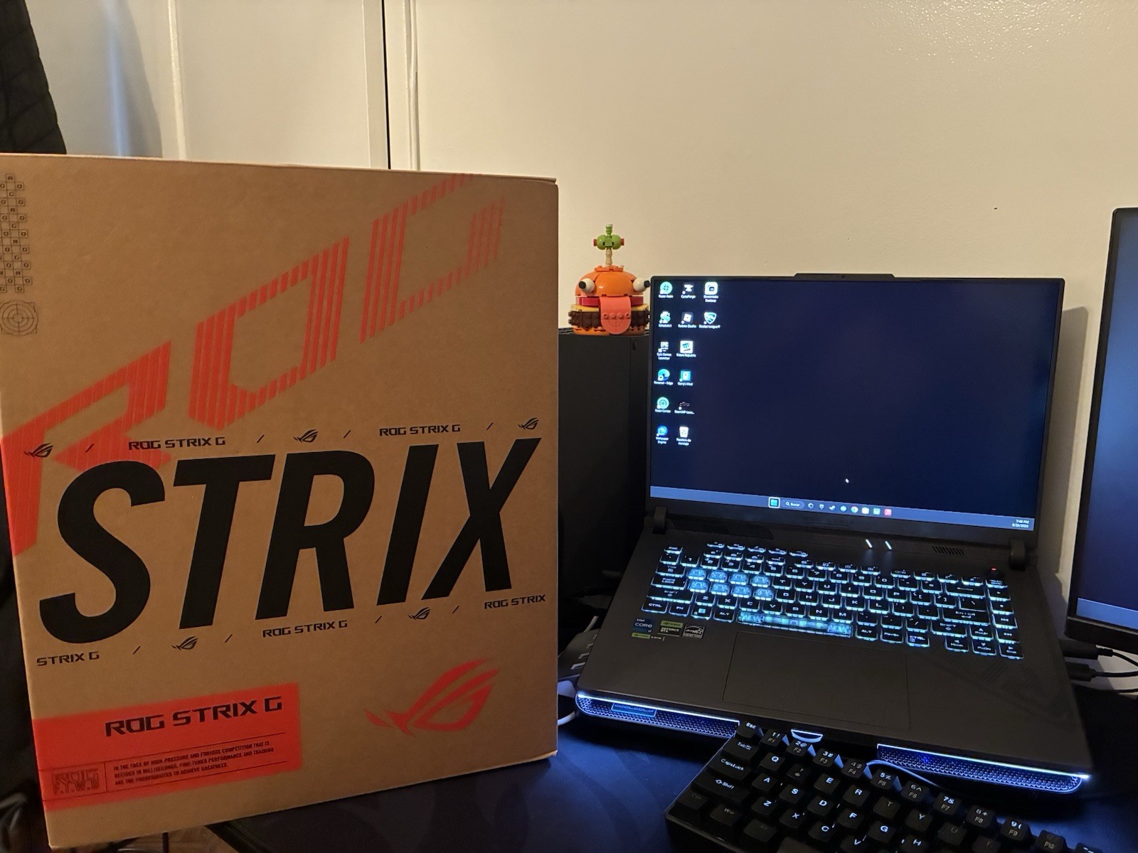 ASUS ROG Strix G16 gaming laptop.