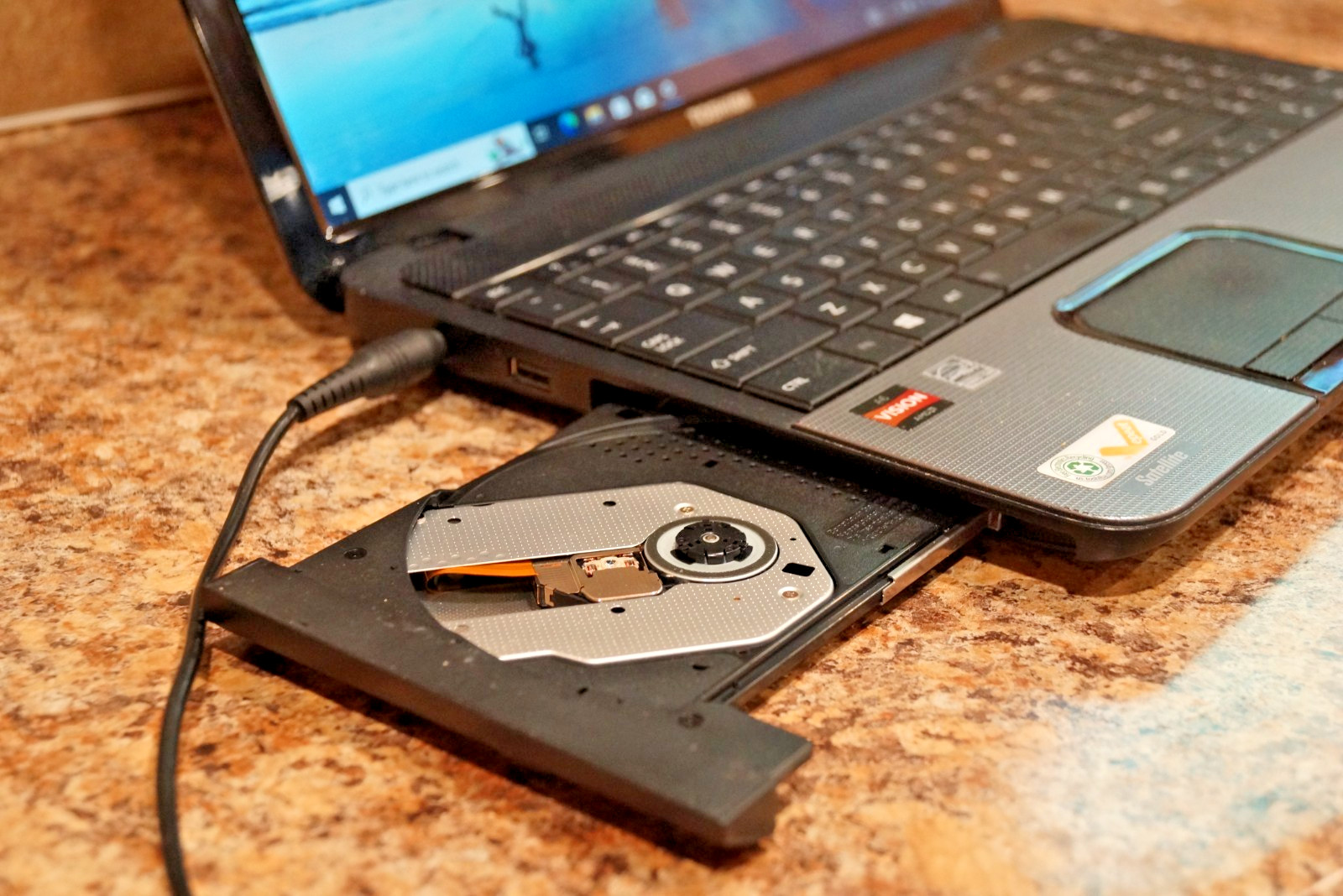 Active 22H2 Version WIN10 PRO Toshiba C855D AMD A6@2.70GHz,4GB RAM,720GB HDD