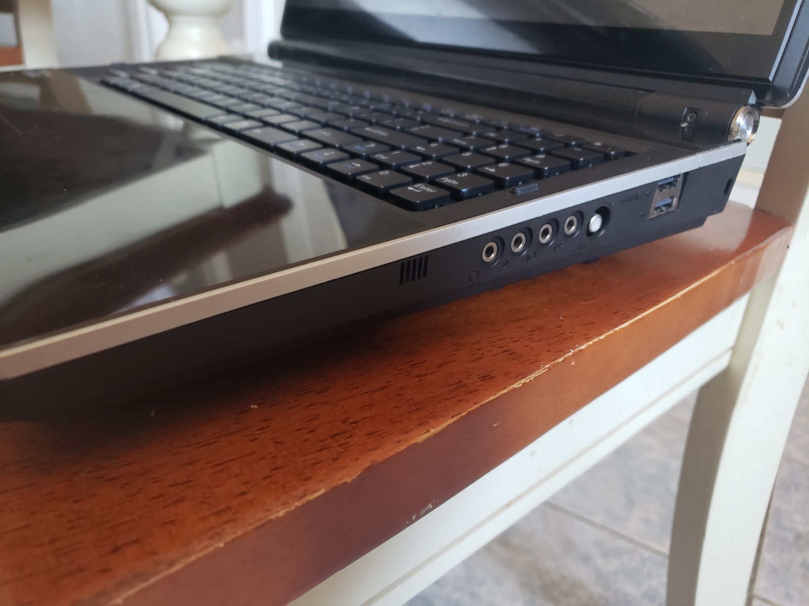 Very Rare Sager m980nu 18.4″ 1080p C2QXE qx9300 2.53ghz 8gb gtx 260m SLI Capable