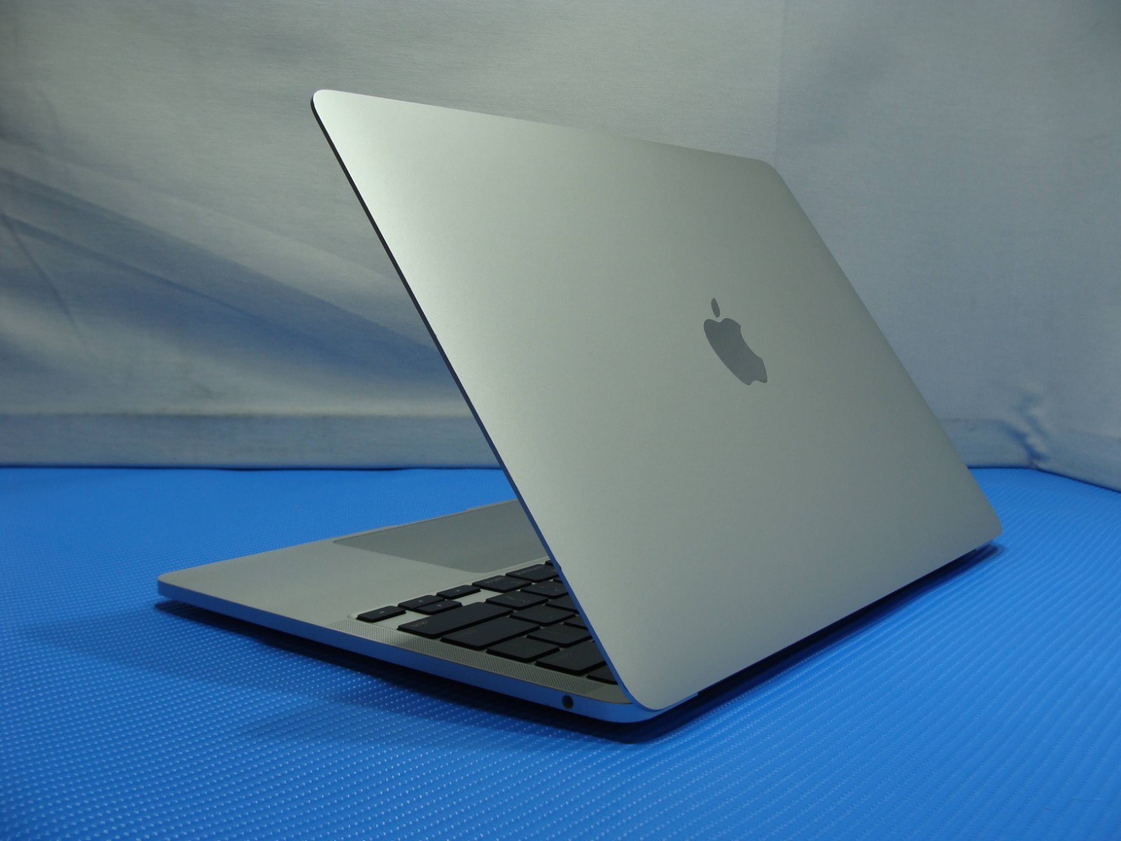 Apple MacBook Pro A2338 (2020) 13.3″ M1 8CPU/8GPU 3.2GHz 8GB 256GB SSD +Charger