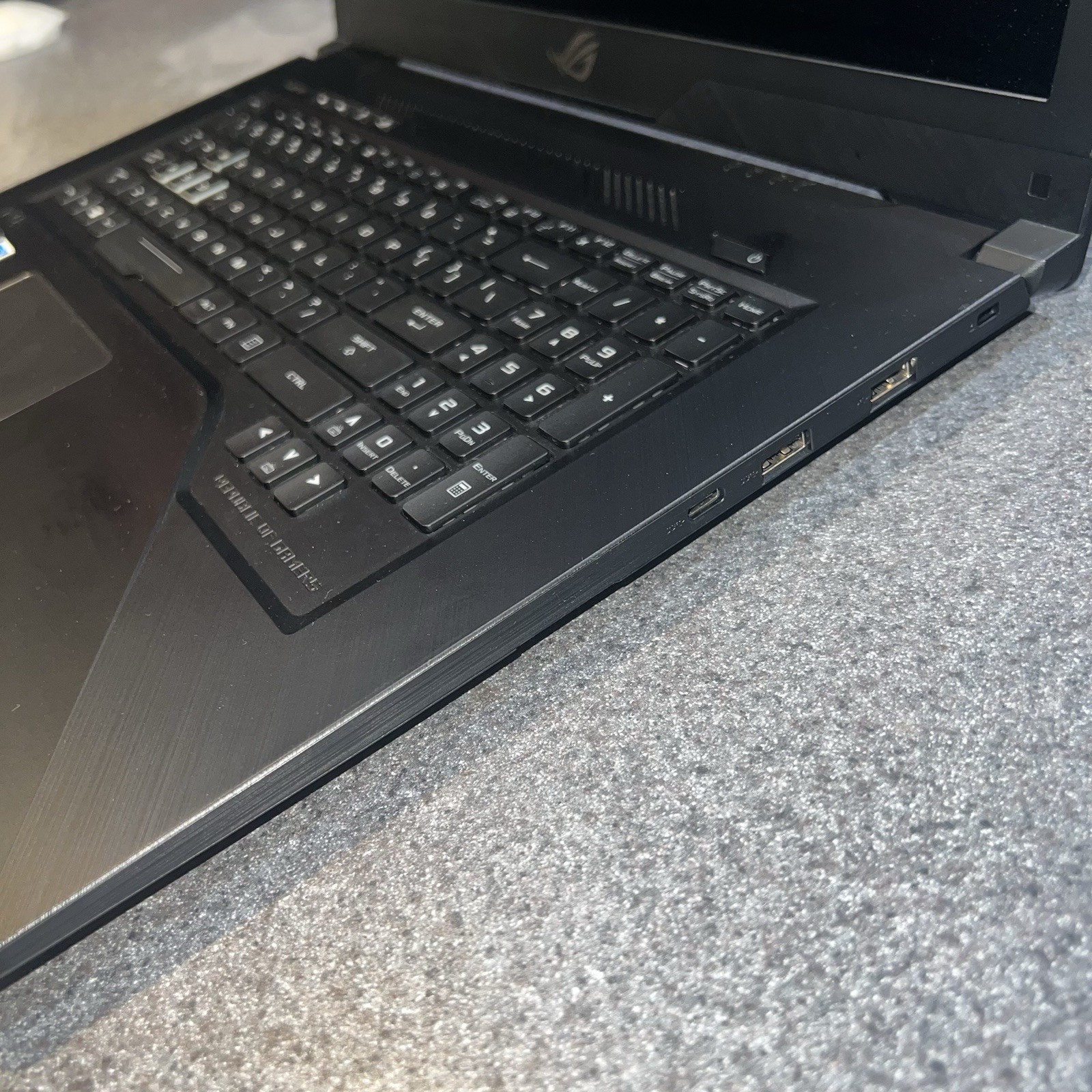 ASUS ROG Strix GL703V 17.3″ i7-7700HQ 2.8GHz 16GB RAM 113GB SSD 1TB HDD GeForce