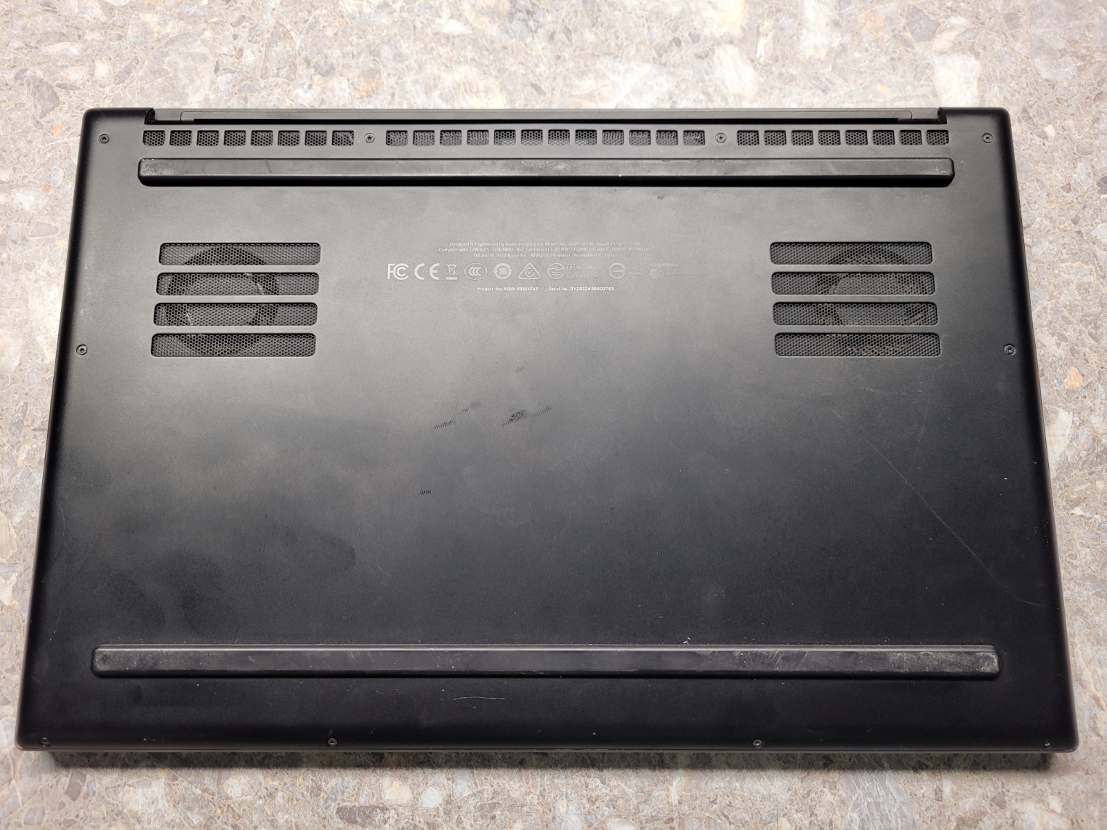Razer Blade 15 Advanced RZ09-033 15.6″ 300HZ I7-10875H 16GB RTX 2070S MAXQ READ
