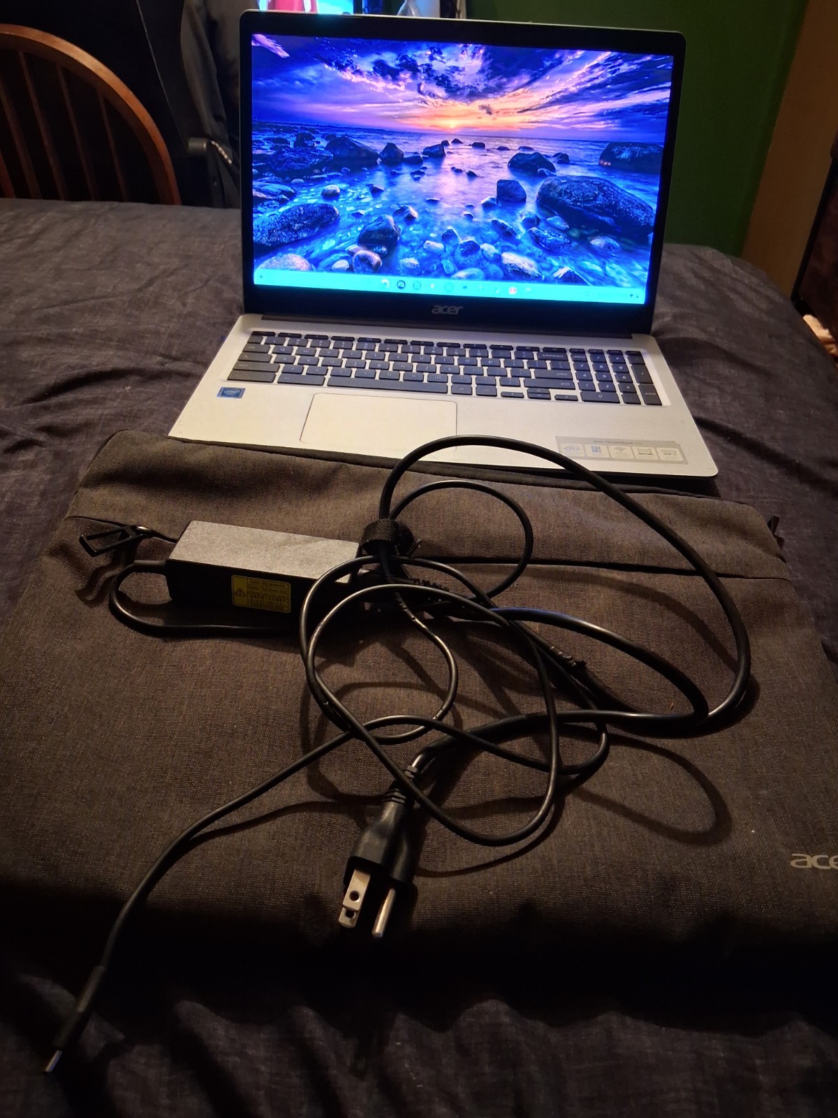 Acer Chromebook 15.6″ Intel Silver/Black Chrome OS Laptop w/ Charger & Case