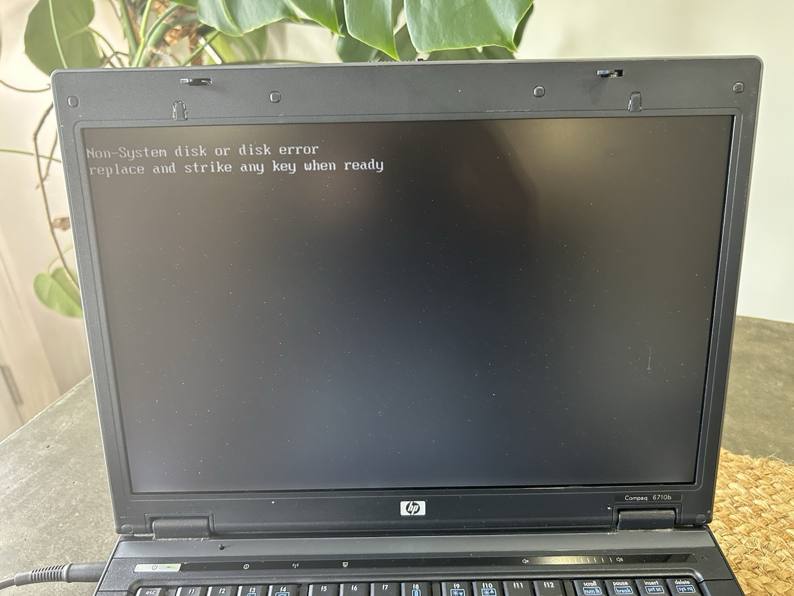 HP Compaq 6710b Laptop For Parts As Is Turns On No Cord Retro