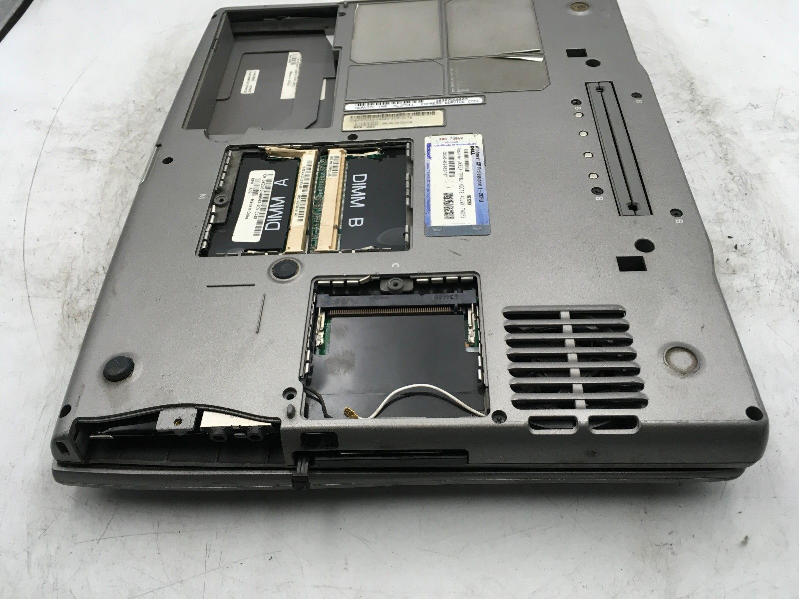 DELL LATITUDE D600 – FOR PARTS/REPAIR – INTEL PENTIUM M – NO RAM – READ DESC -BB