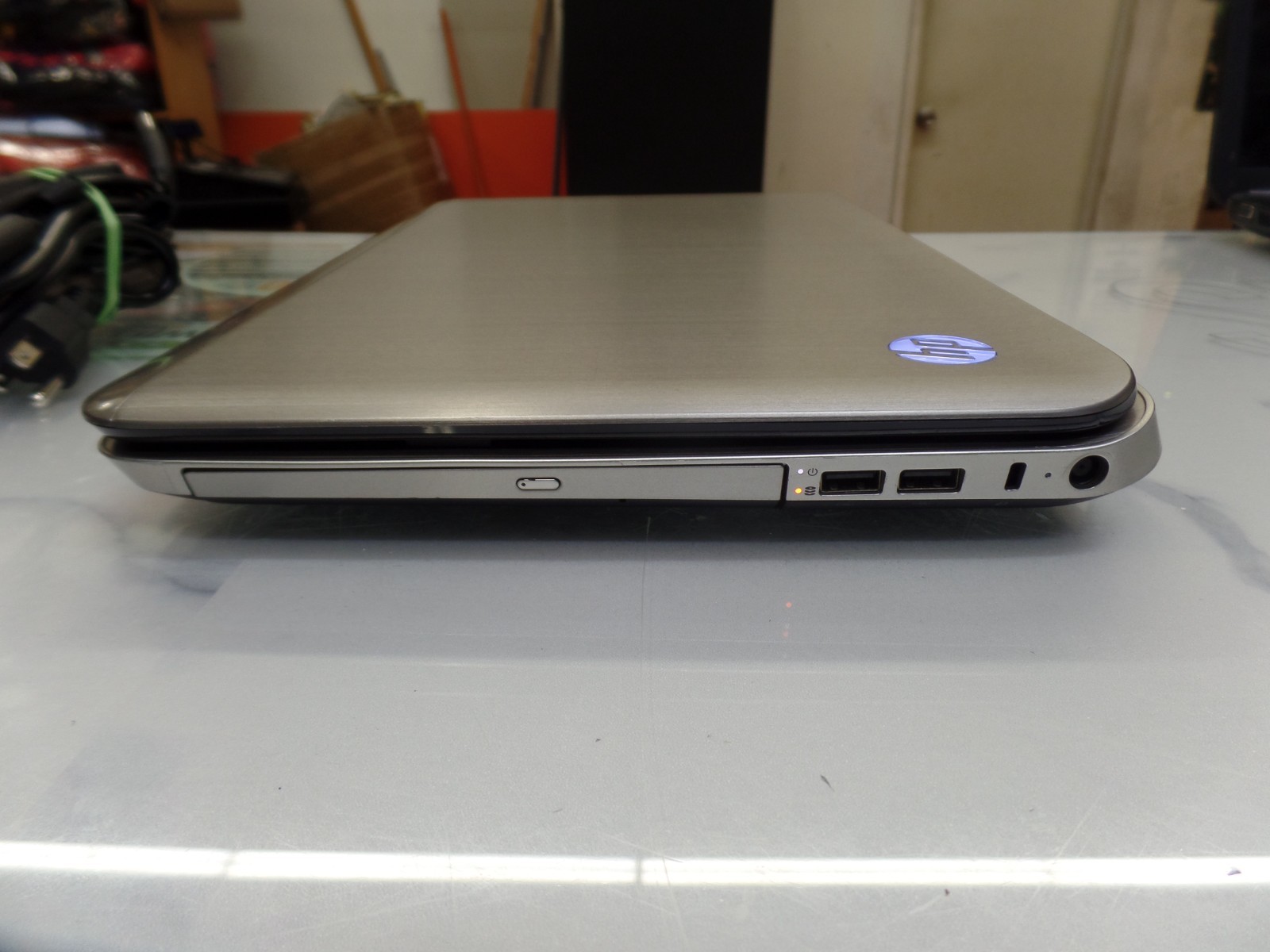 Brushed Aluminum 15″ HP Pavilion DV6-6123cl 1.40GHz Amd A6 6GB 500GB win10 DVD