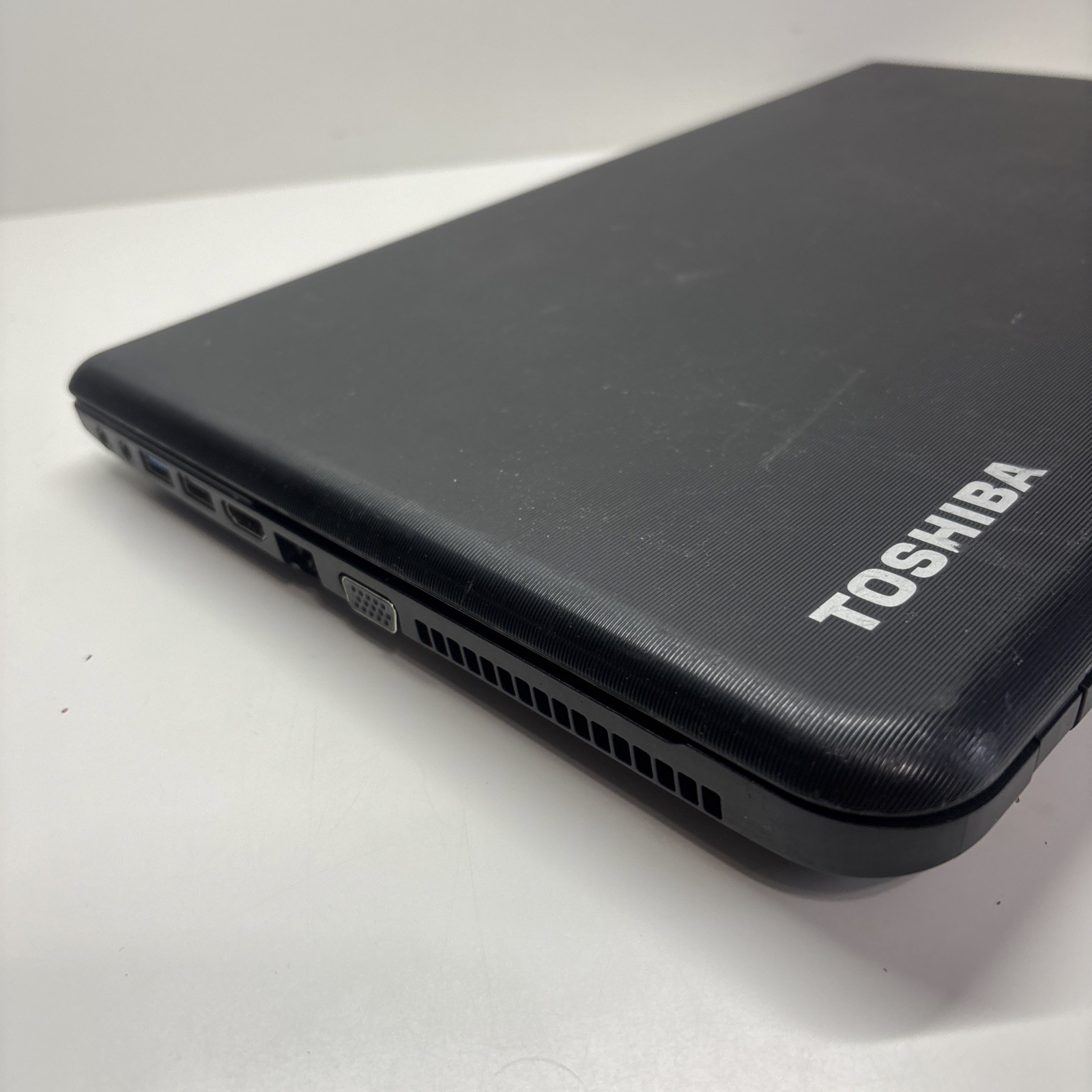 Toshiba Satellite C50D-A, 15.6-inch Laptop AMD E1-2100 1.0 GHz-4 GB RAM **READ**